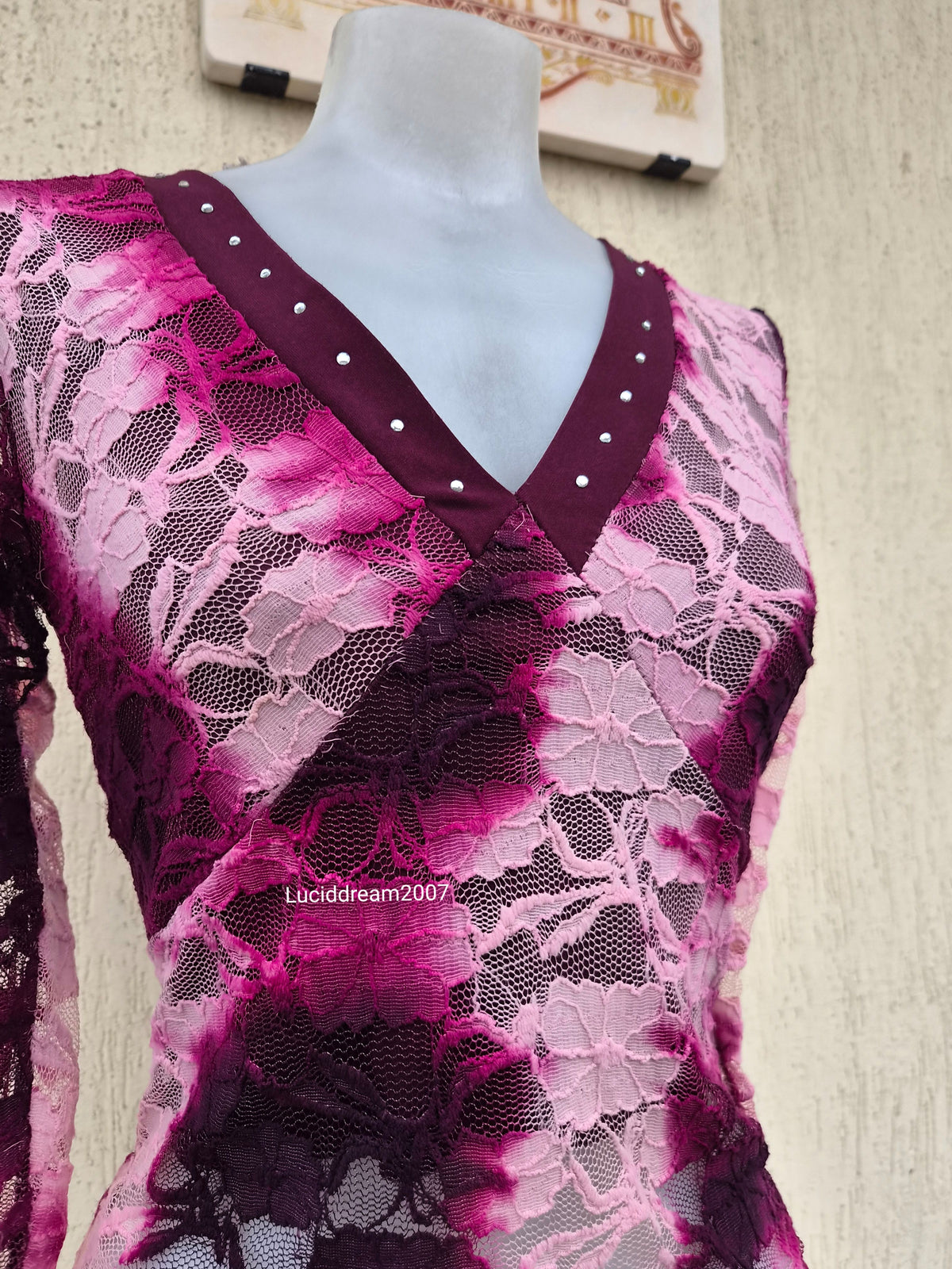 Haut en dentelle ton rose et violet
