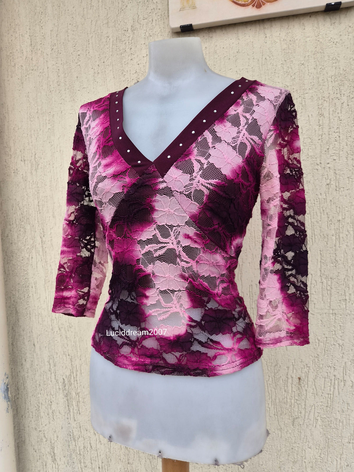 Haut en dentelle ton rose et violet
