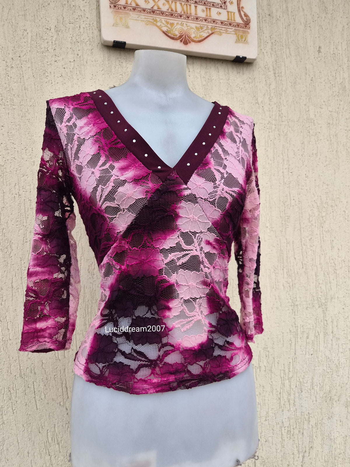Haut en dentelle ton rose et violet