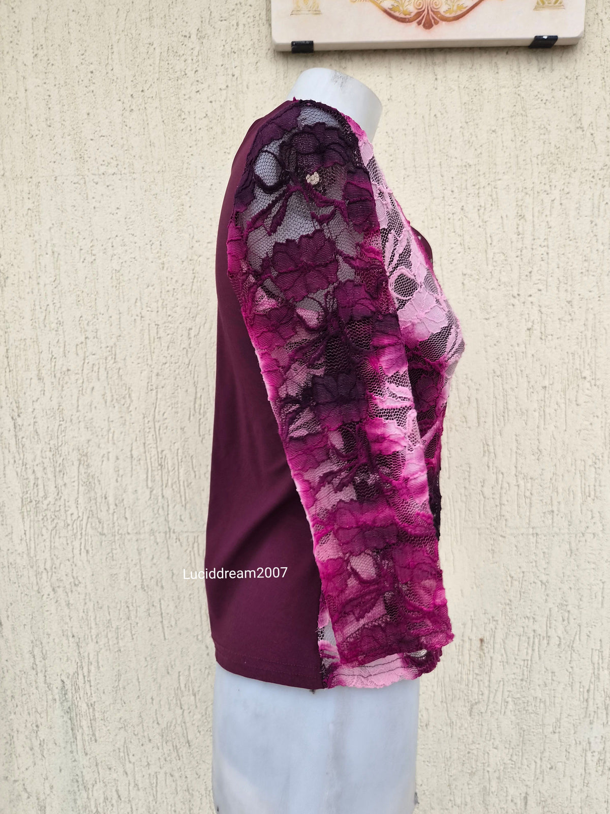 Haut en dentelle ton rose et violet