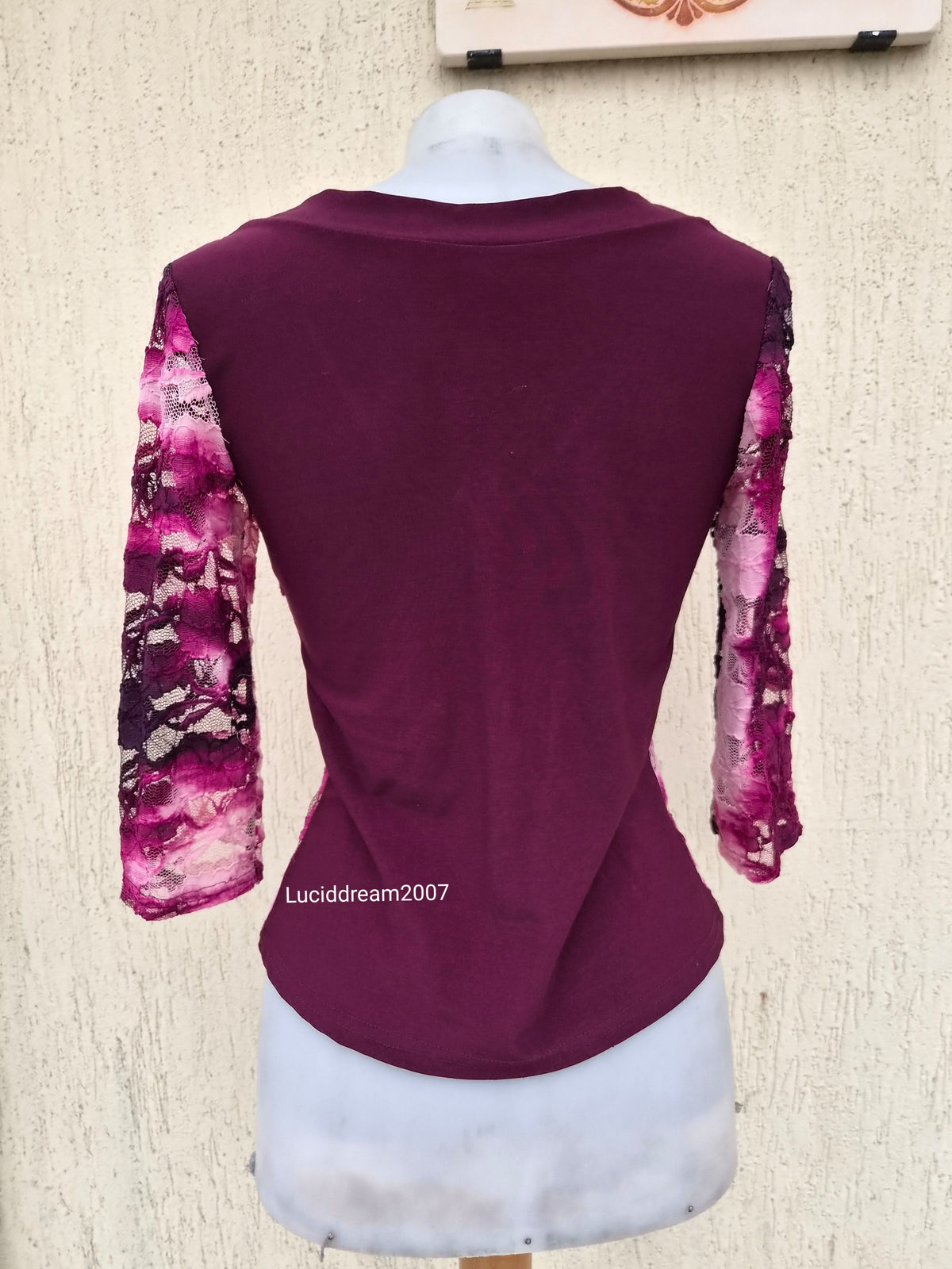 Haut en dentelle ton rose et violet