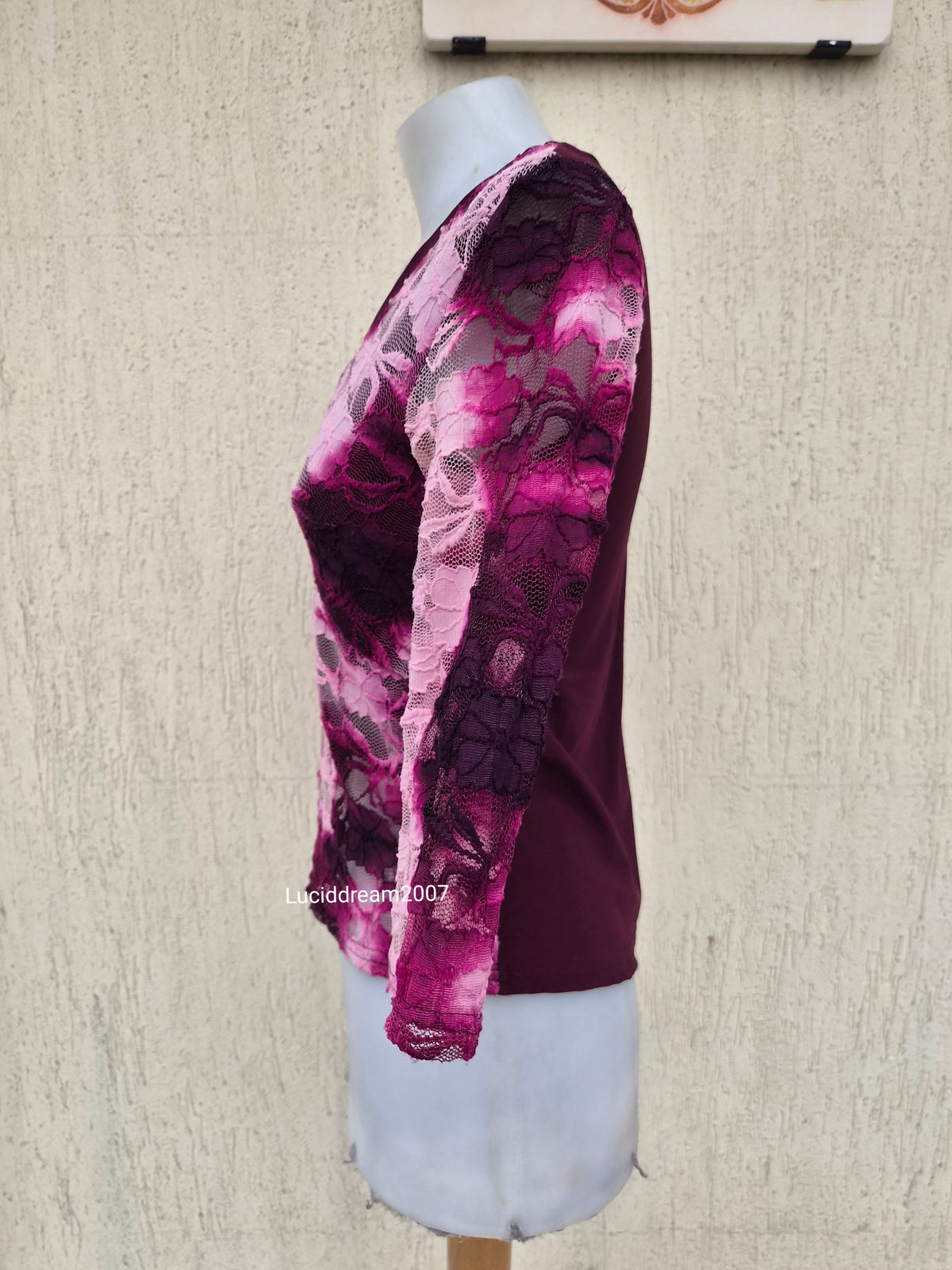 Haut en dentelle ton rose et violet