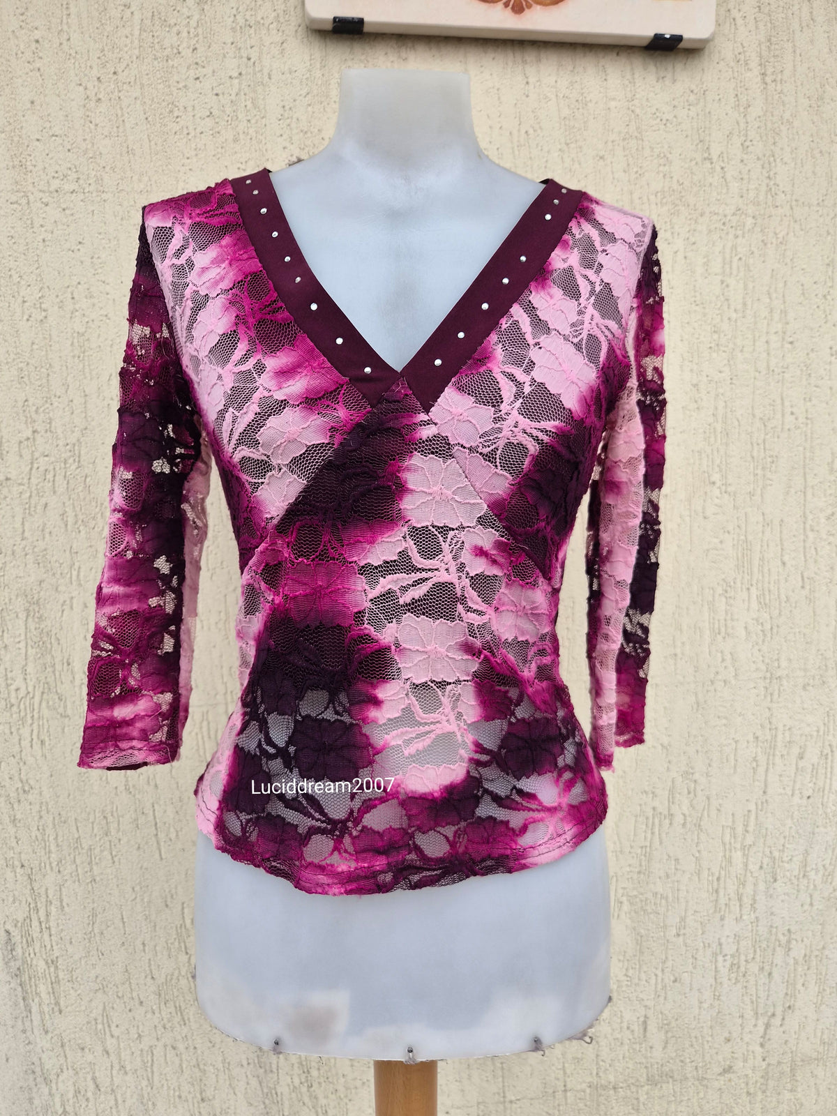 Haut en dentelle ton rose et violet