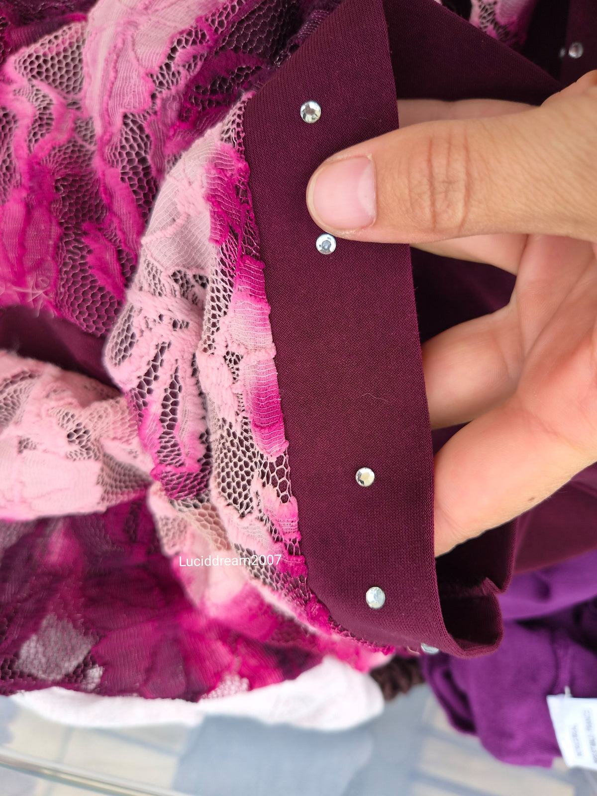 Haut en dentelle ton rose et violet