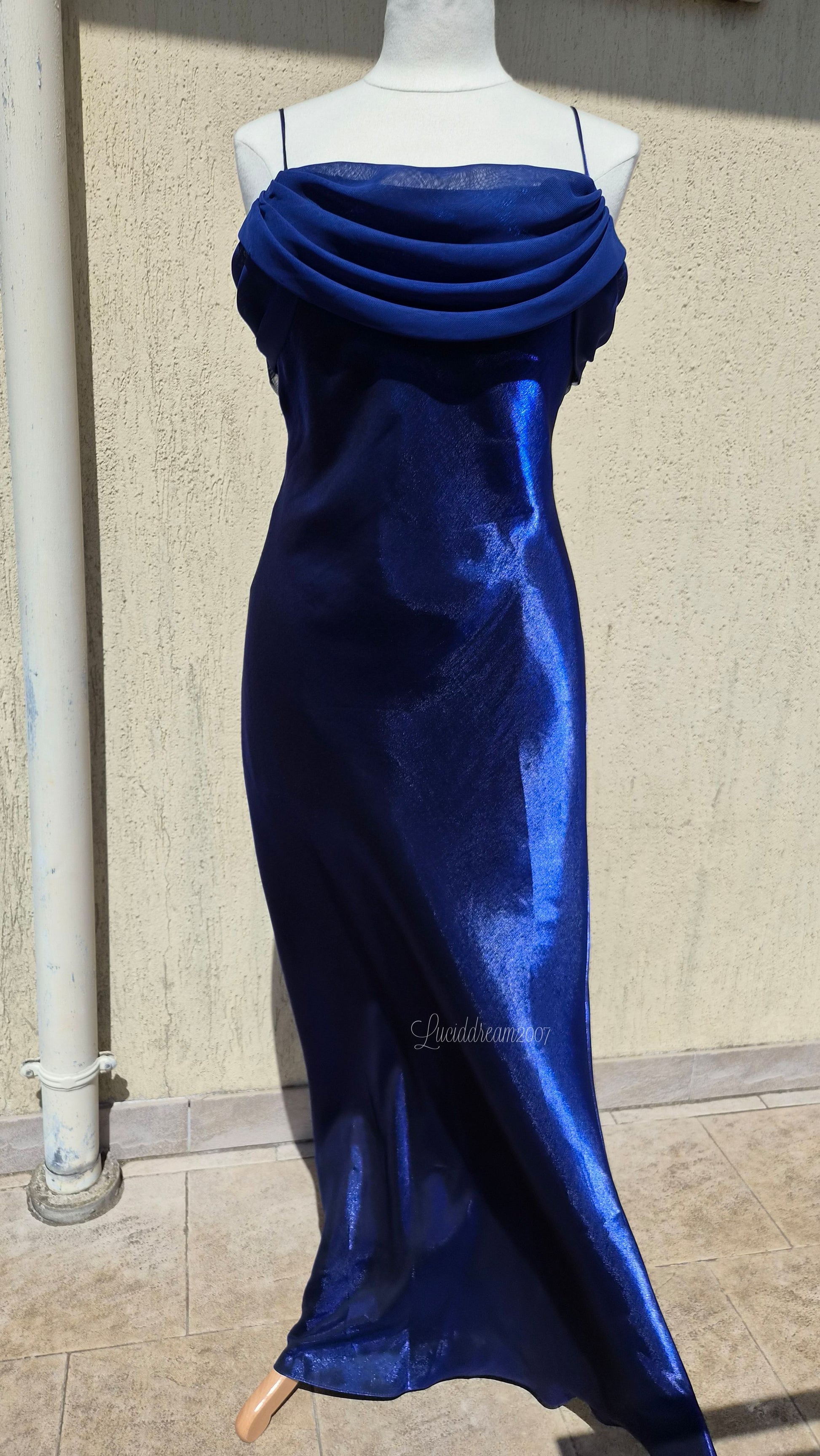 Longue robe de soirée satinée et irisée bleu roi profond. Plus size prom dress vintage dans le style dark fairy sortie d'une reverie.