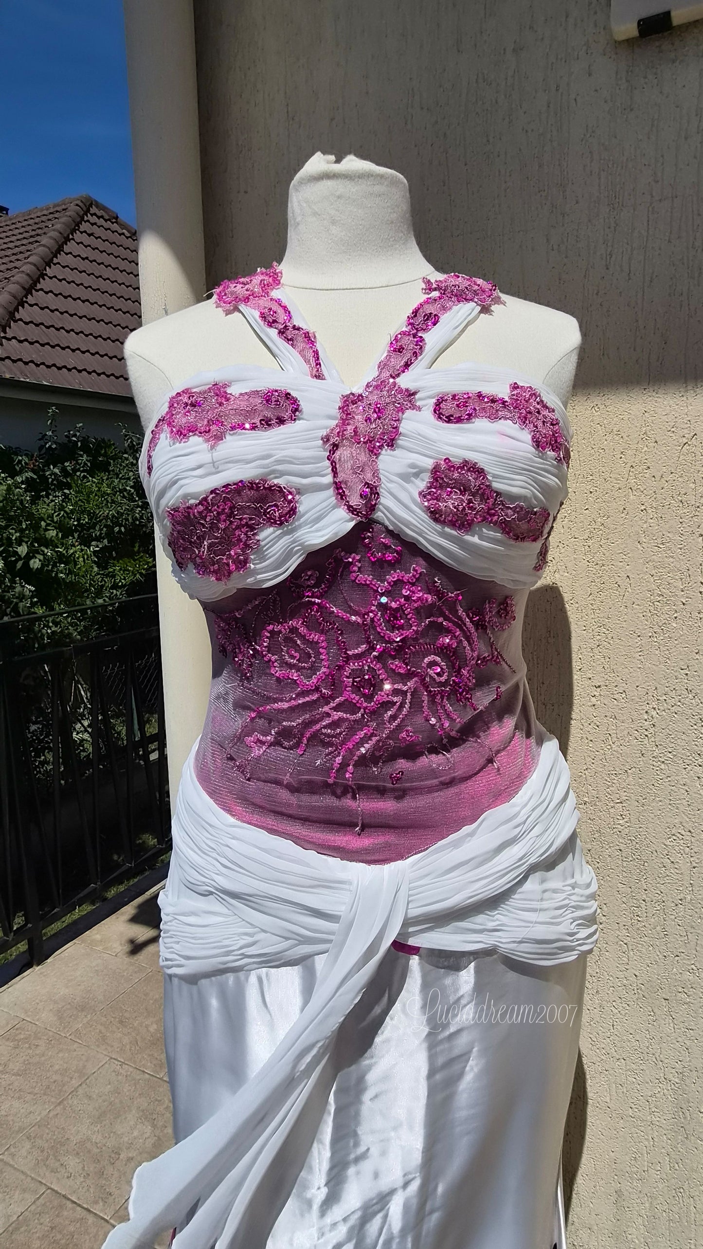 Robe blanche à motif floral et broderies