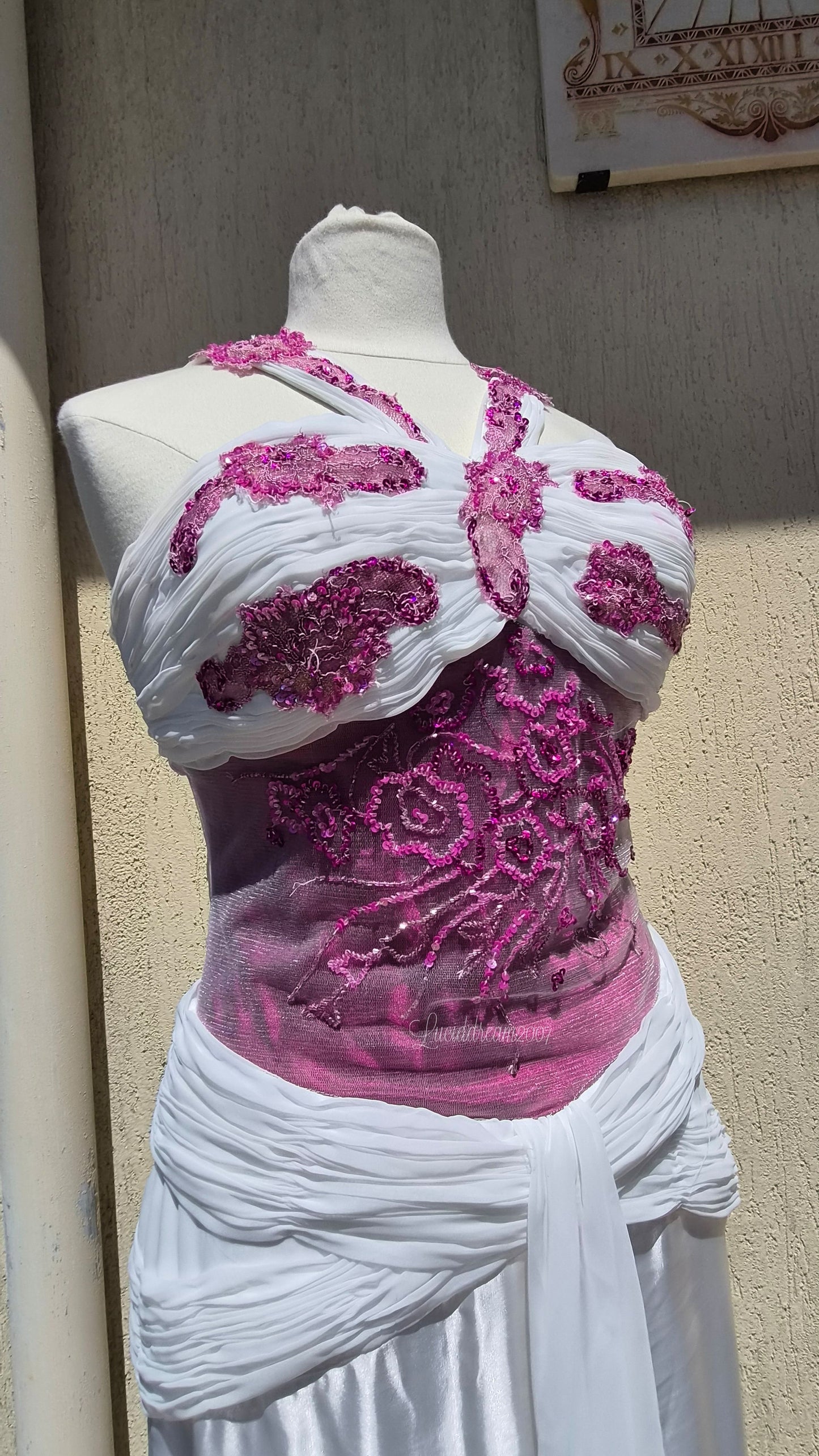 Robe blanche à motif floral et broderies