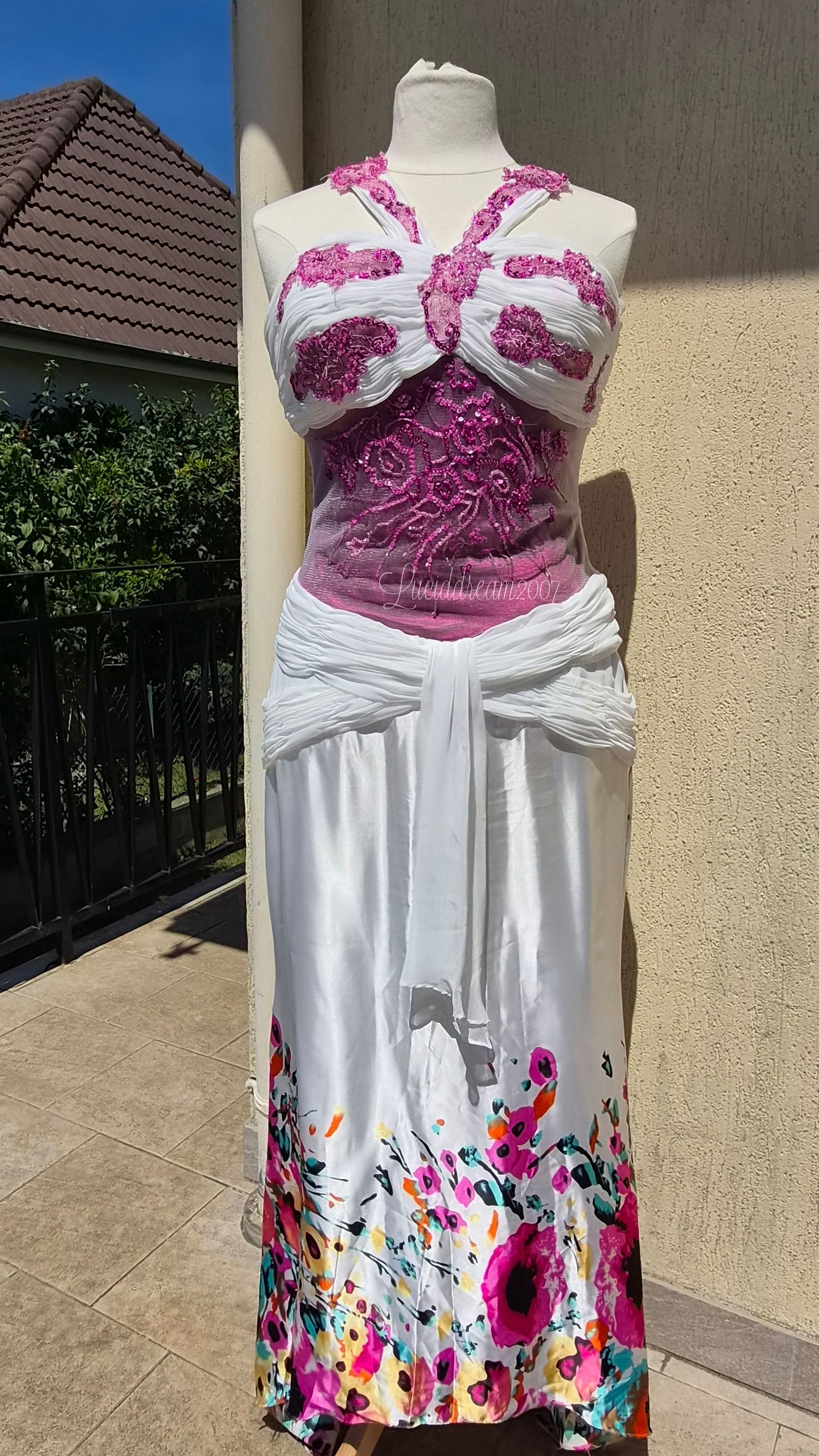 Robe blanche à motif floral et broderies