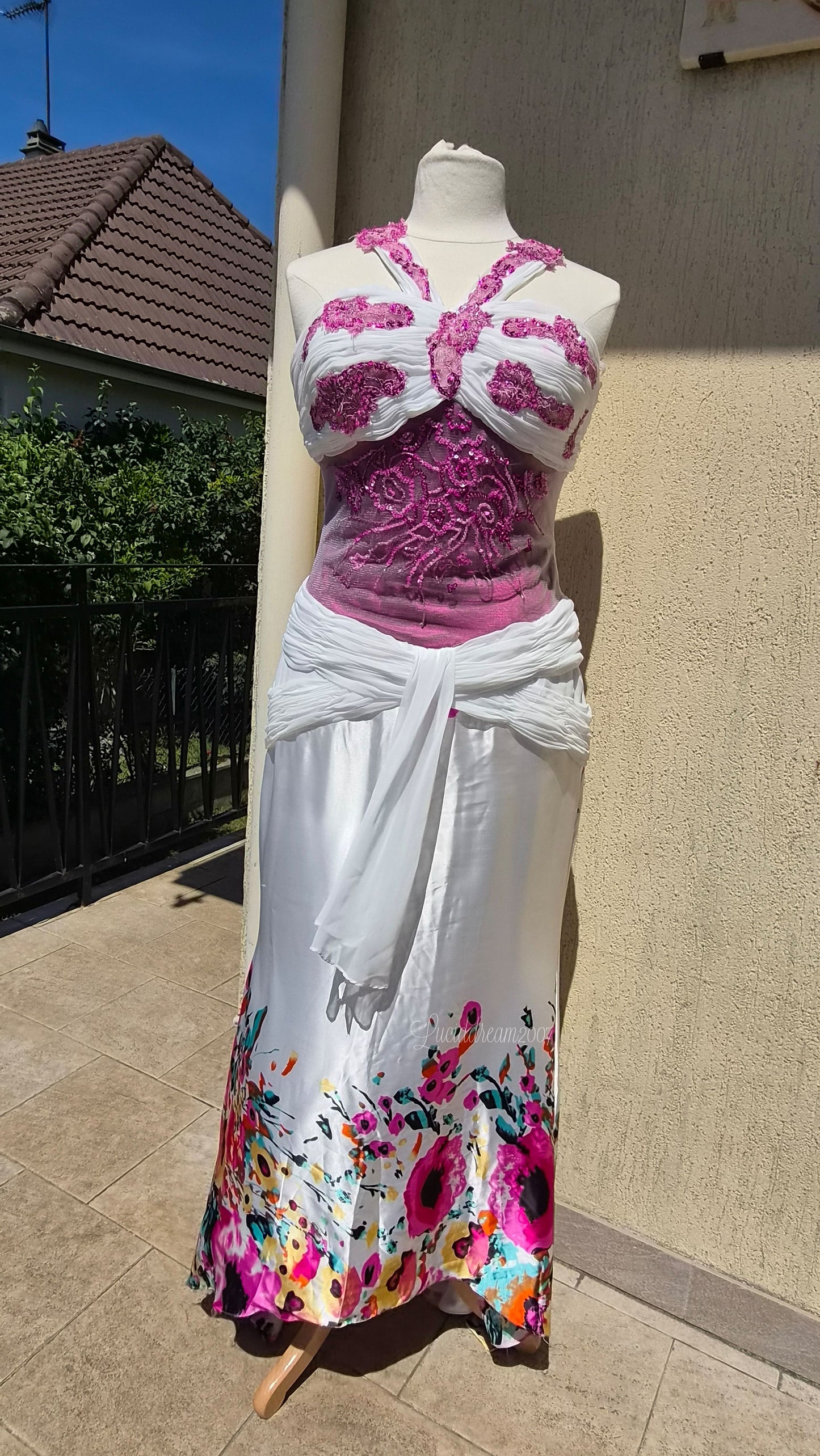 Robe blanche à motif floral et broderies