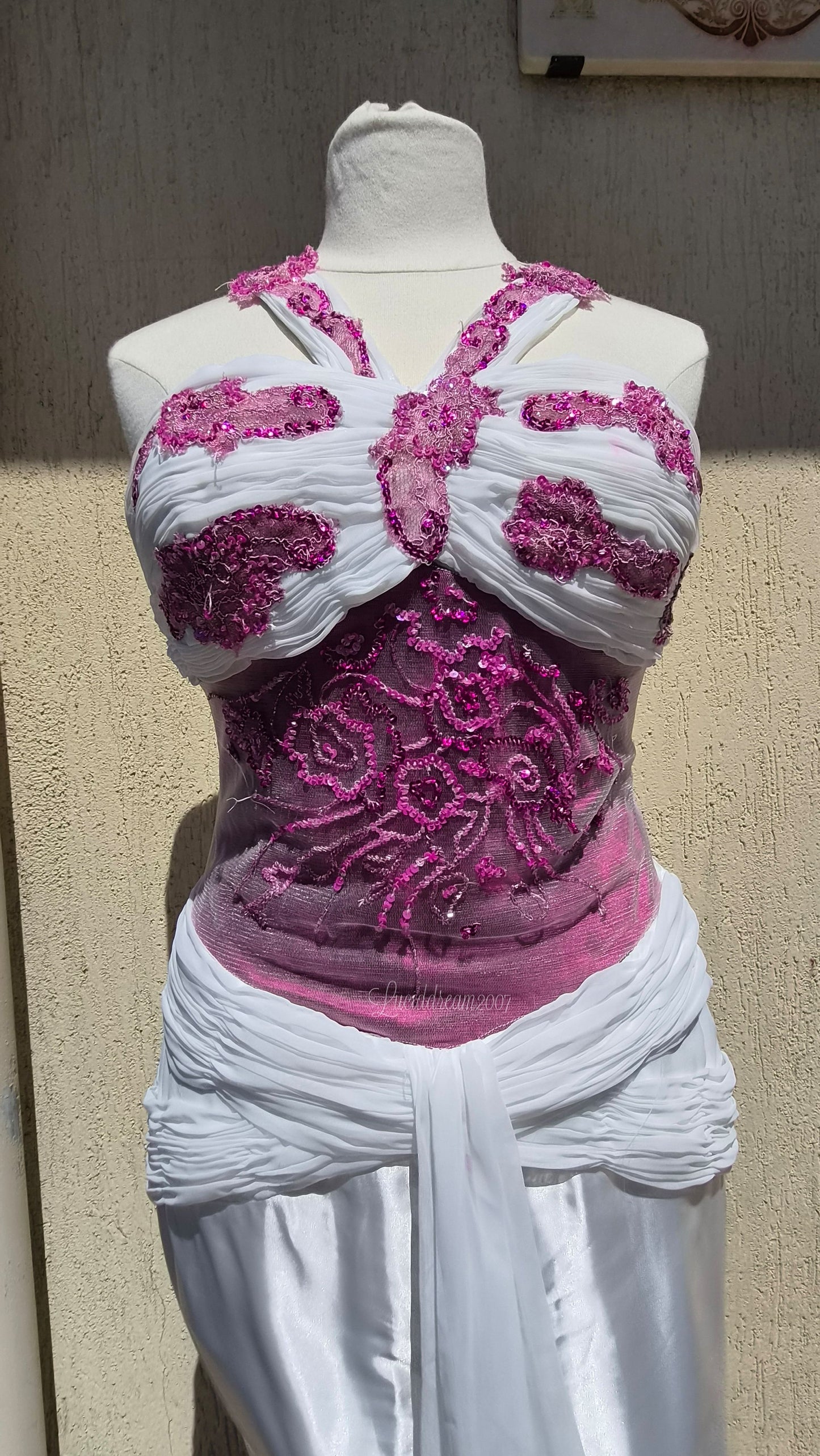 Robe blanche à motif floral et broderies