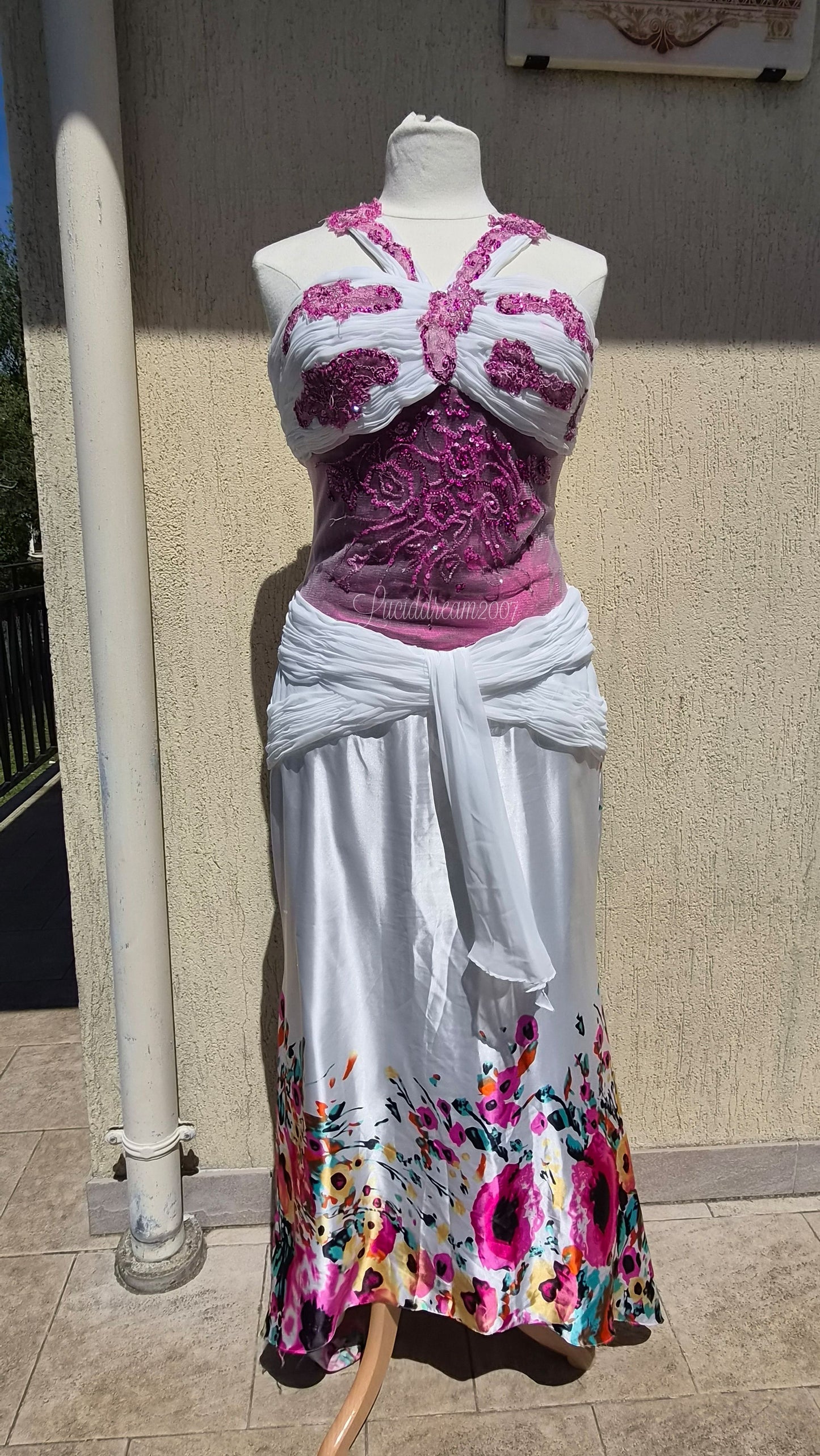 Robe de soirée vintage dans le style greek goddes. blanche, à motif floral et brodée de perles et seuqins. Prom dress fairycore sortie d'une reverie.