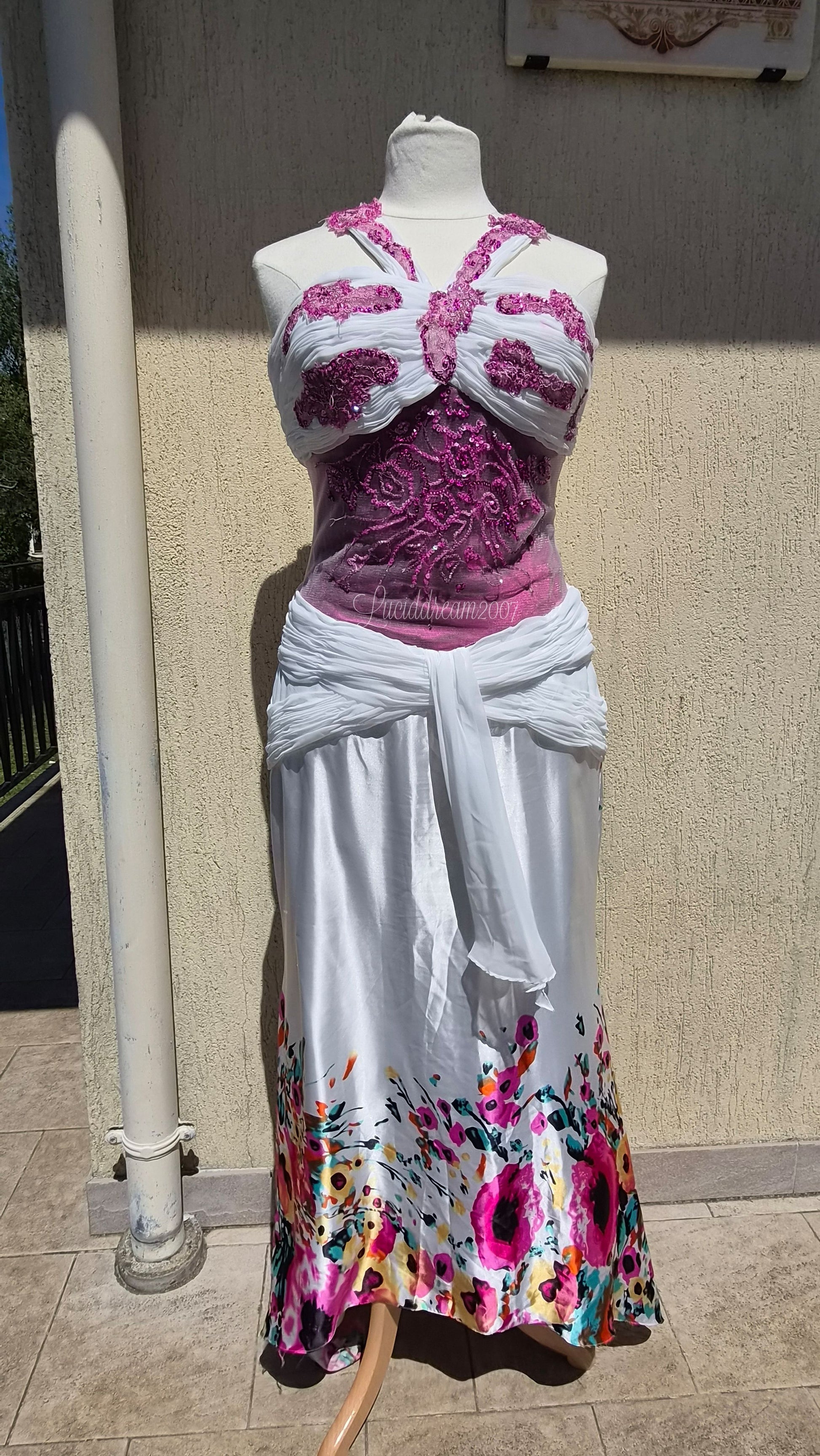 Robe de soirée vintage dans le style greek goddes. blanche, à motif floral et brodée de perles et seuqins. Prom dress fairycore sortie d'une reverie.