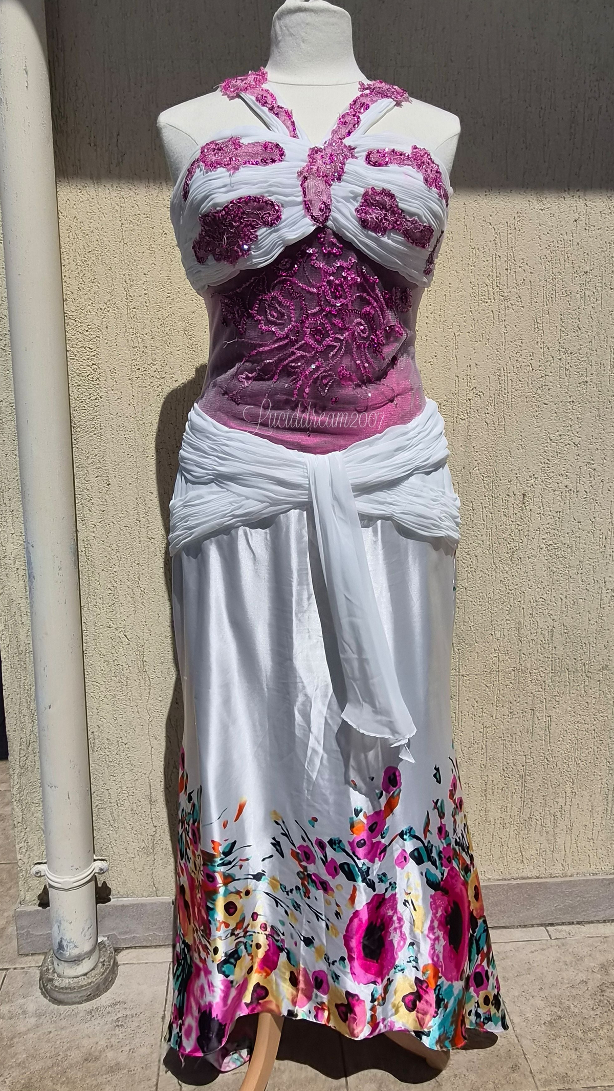 Robe blanche à motif floral et broderies