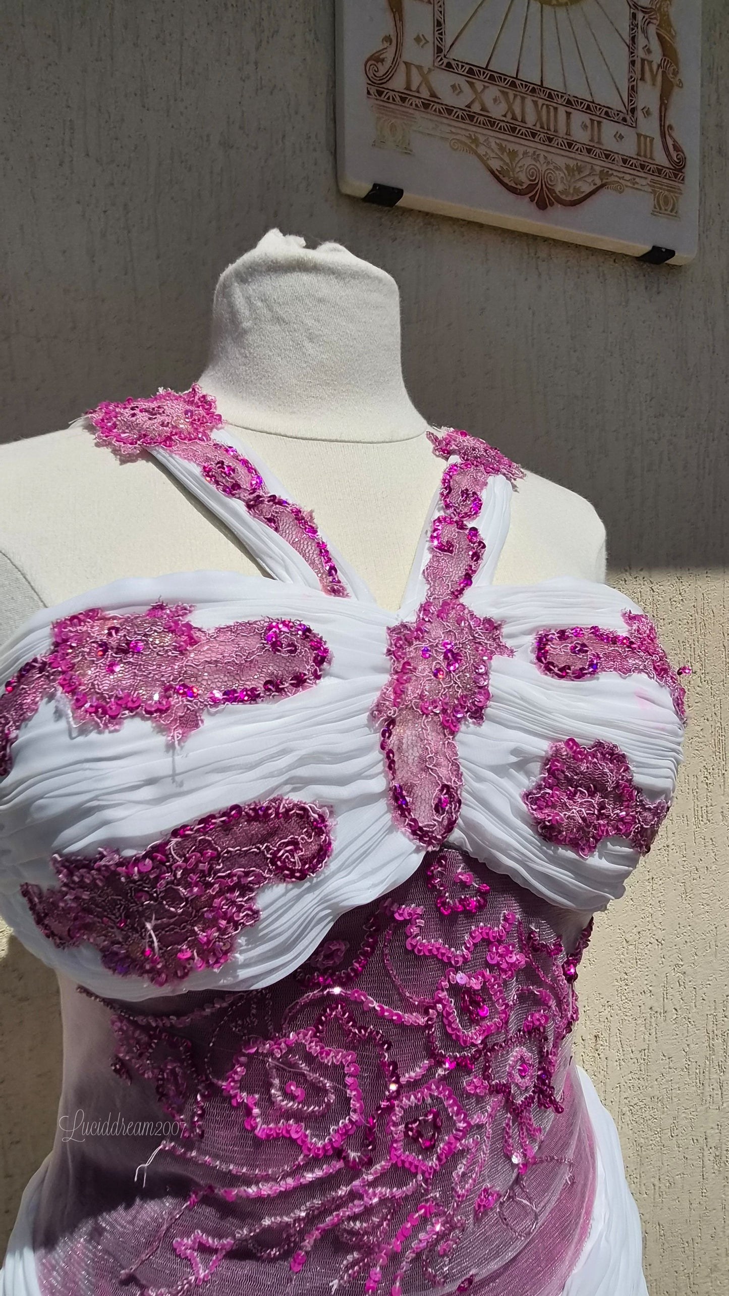 Robe blanche à motif floral et broderies