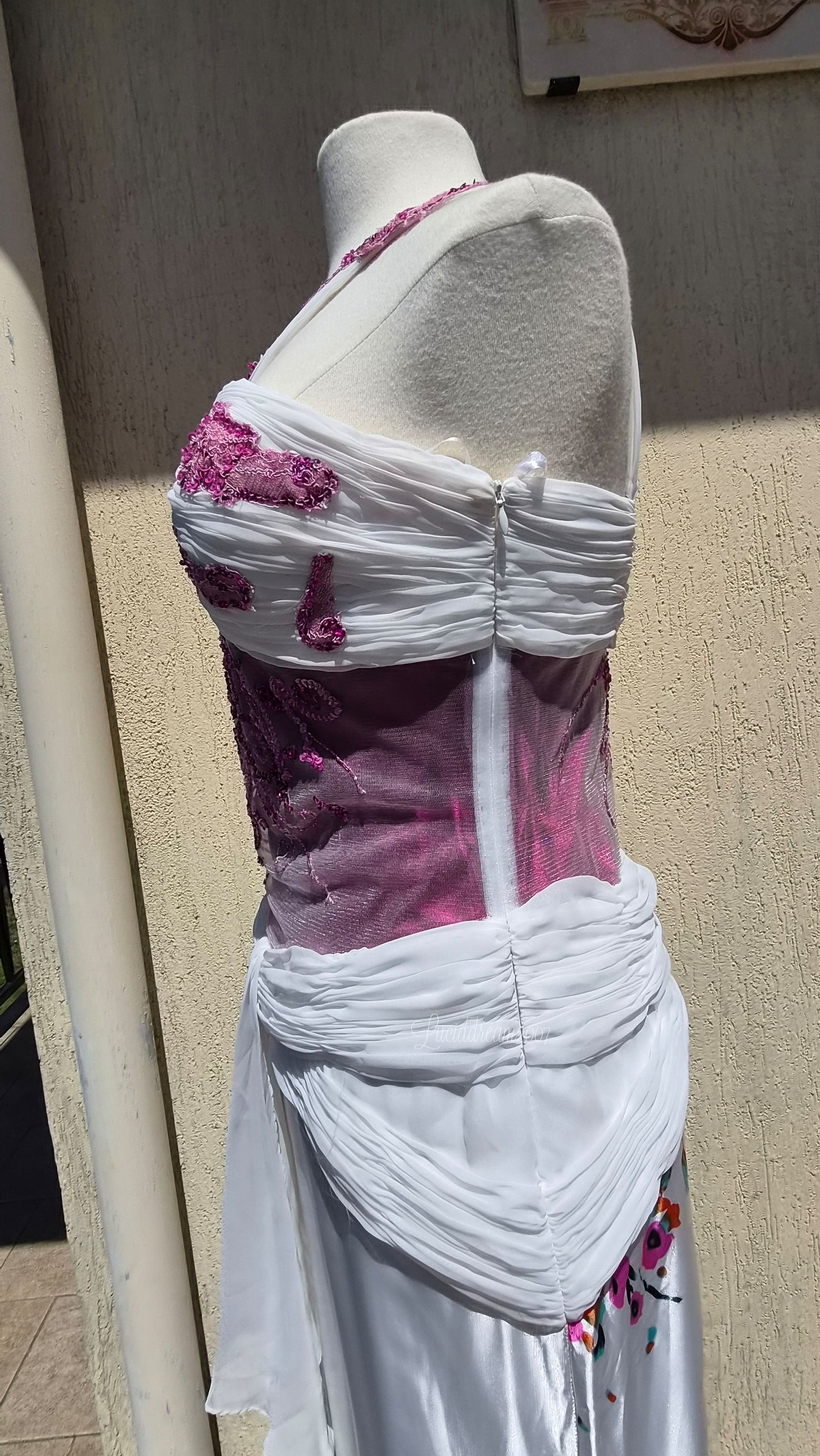 Robe blanche à motif floral et broderies
