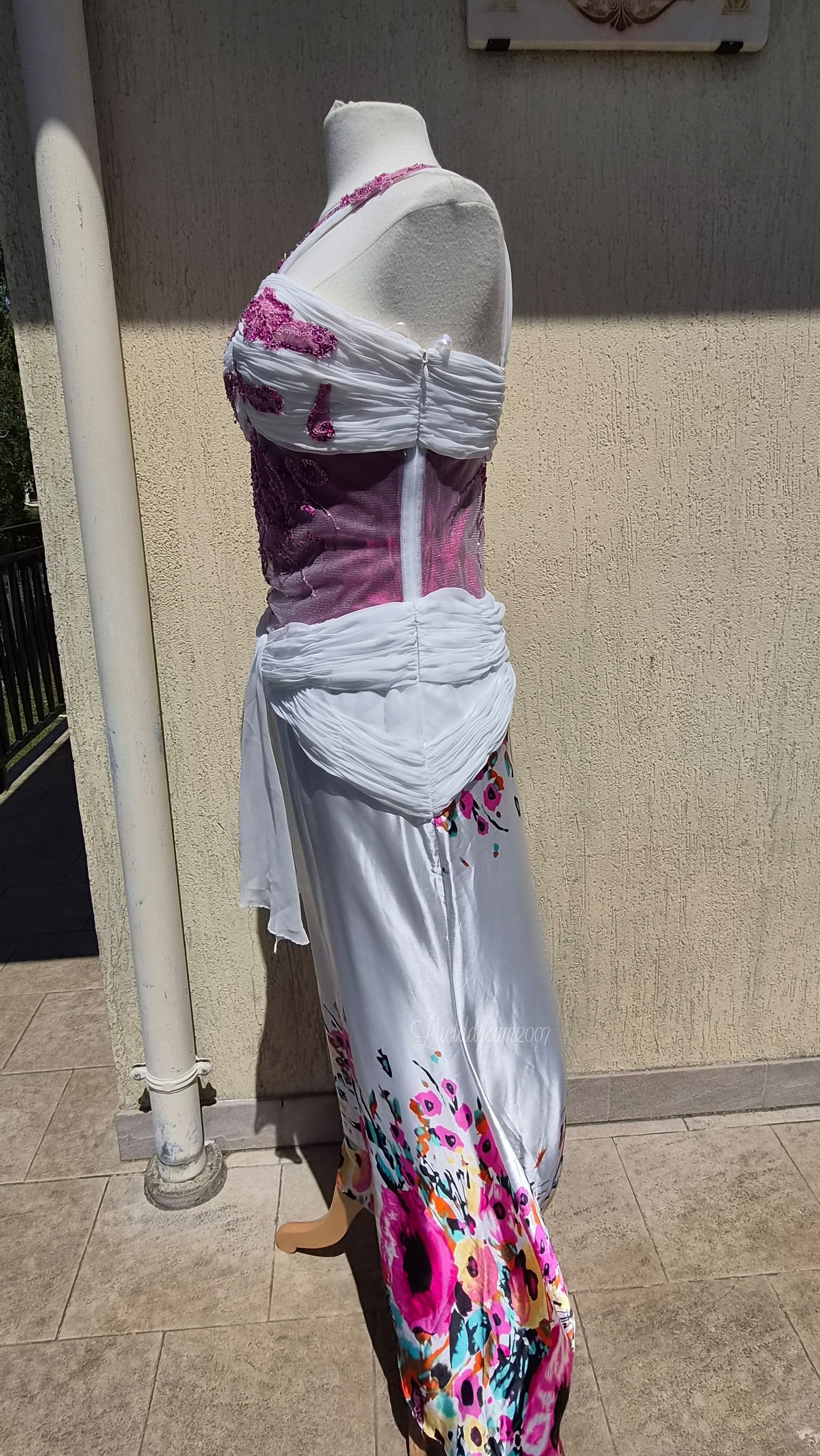 Robe blanche à motif floral et broderies