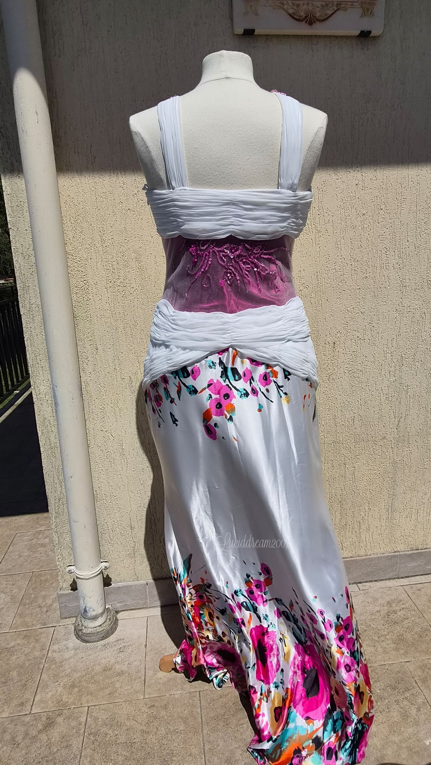 Robe blanche à motif floral et broderies