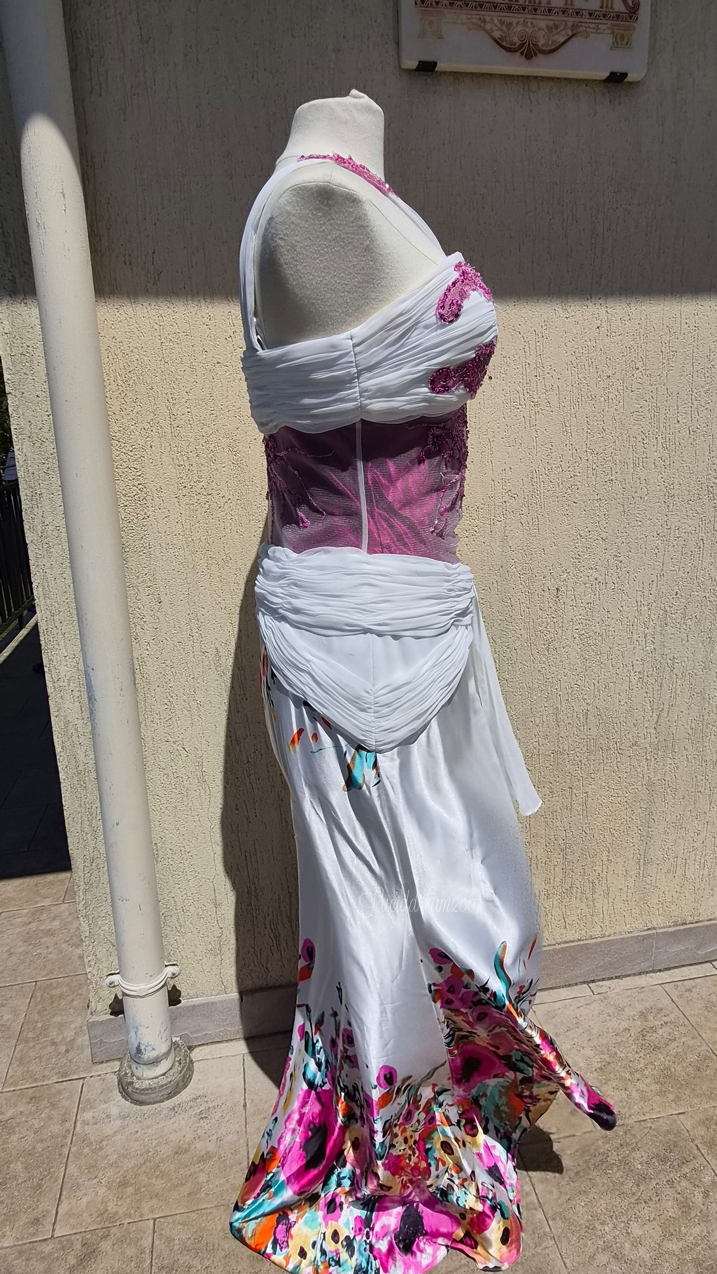 Robe blanche à motif floral et broderies