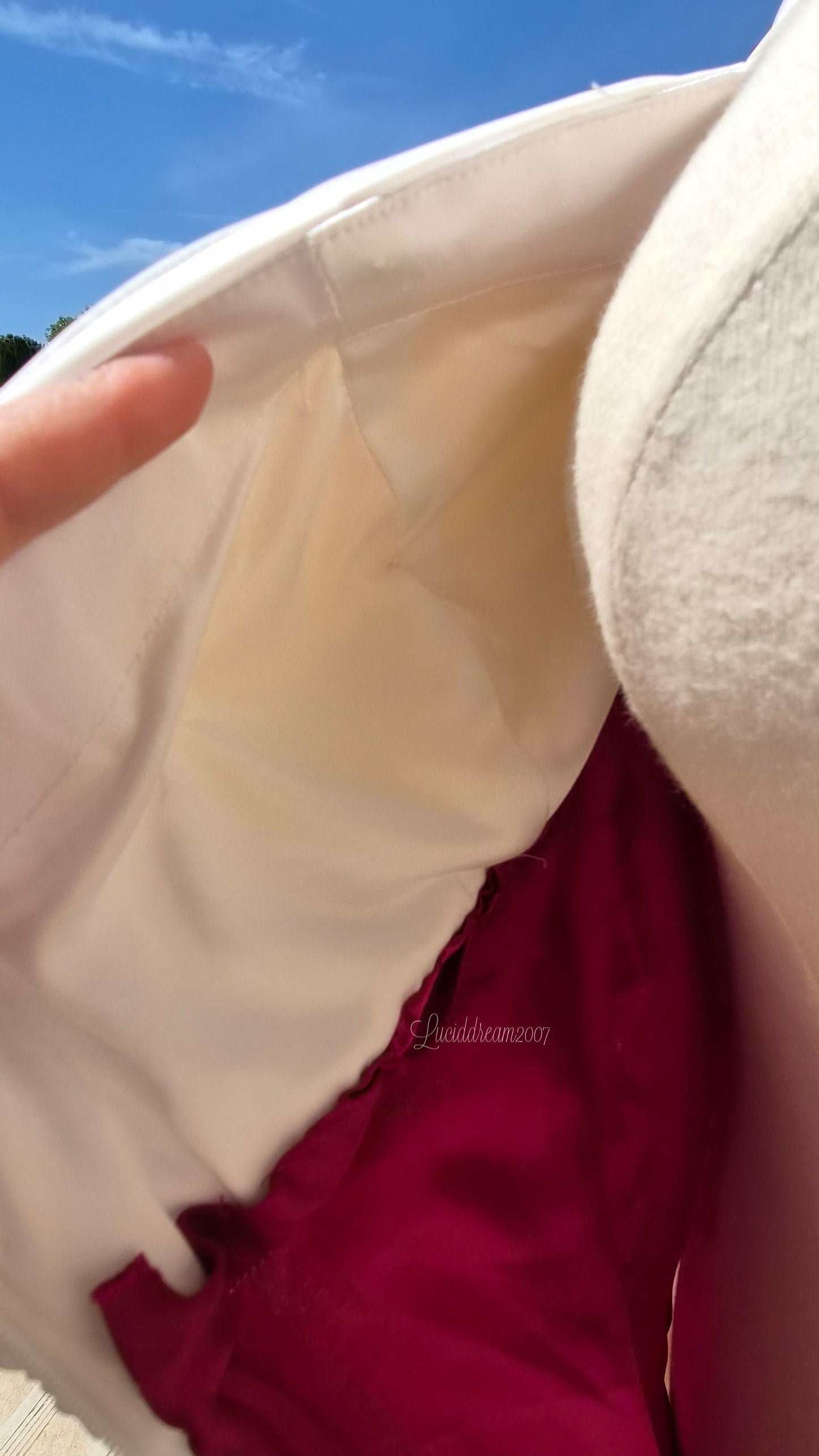 Robe blanche à motif floral et broderies