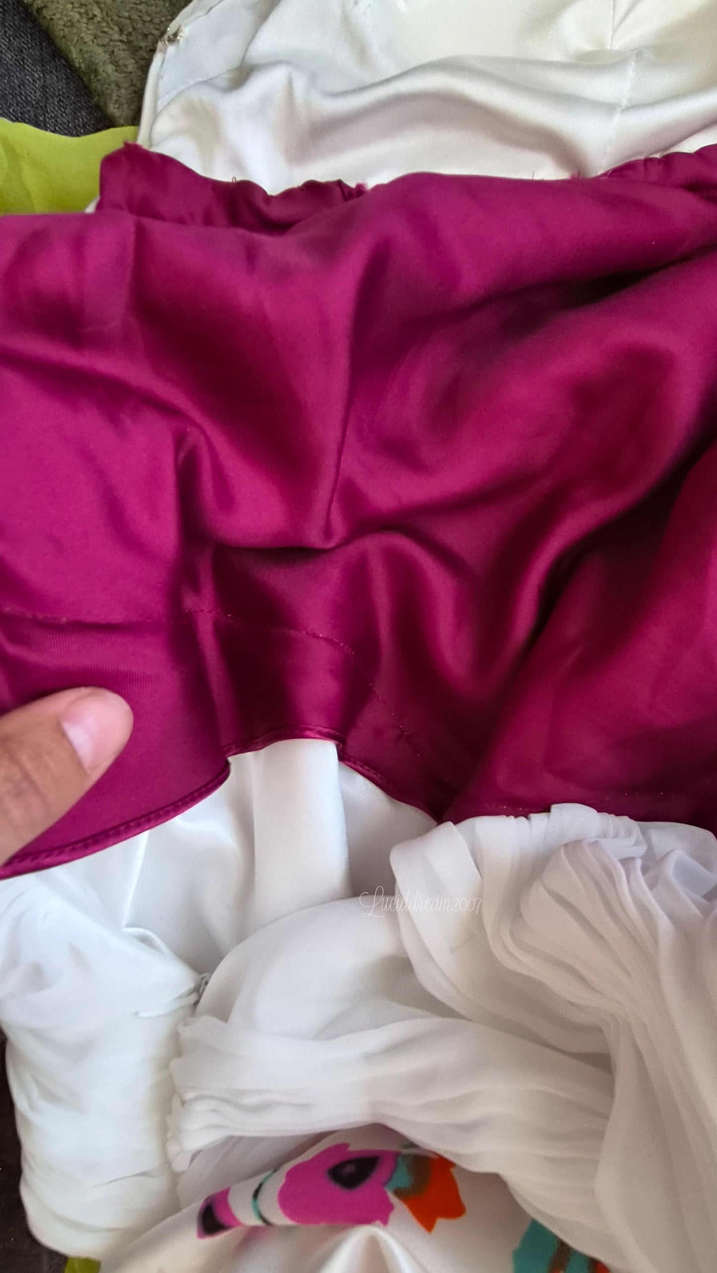 Robe blanche à motif floral et broderies