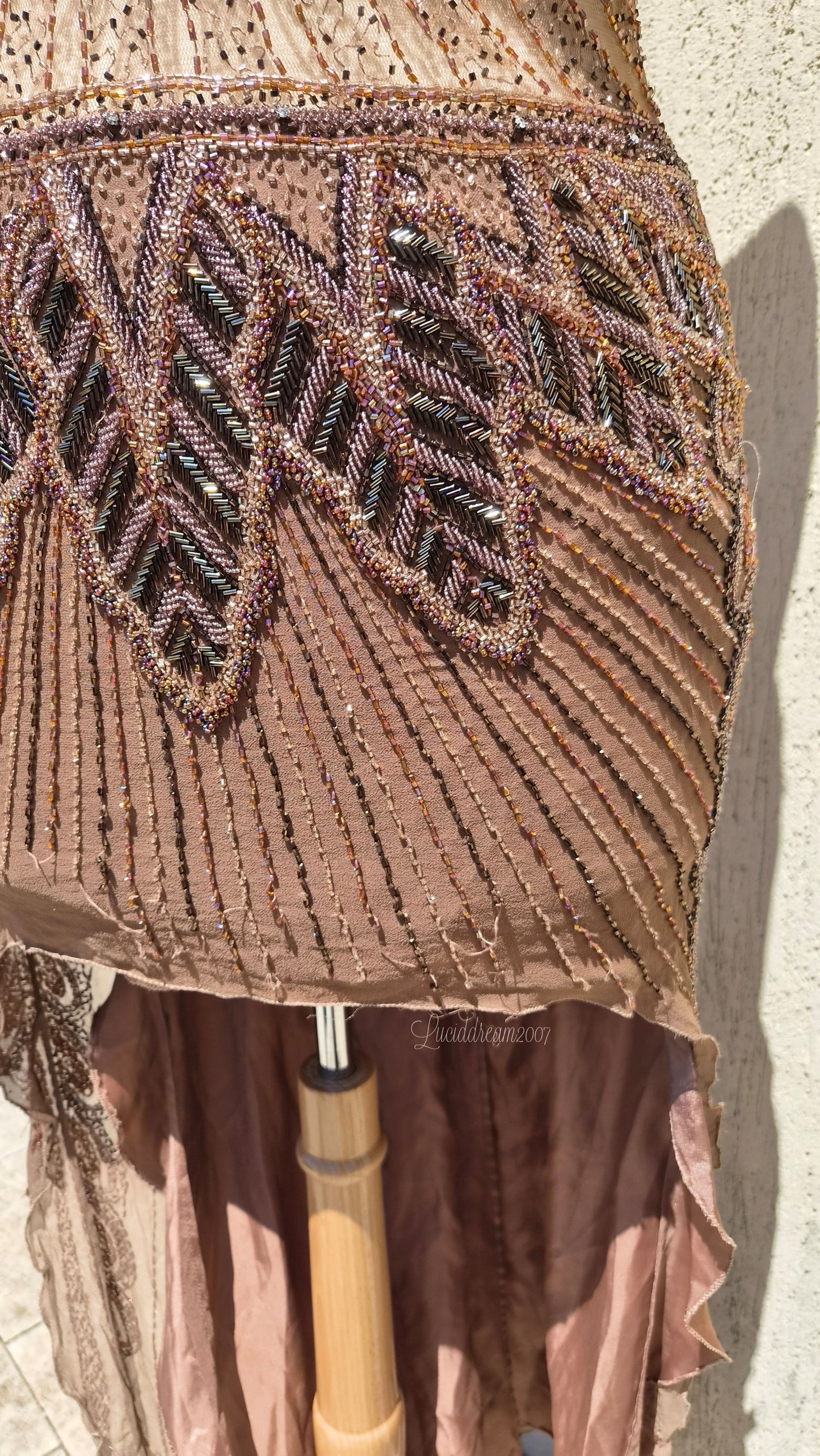 Robe marron en soie brodée