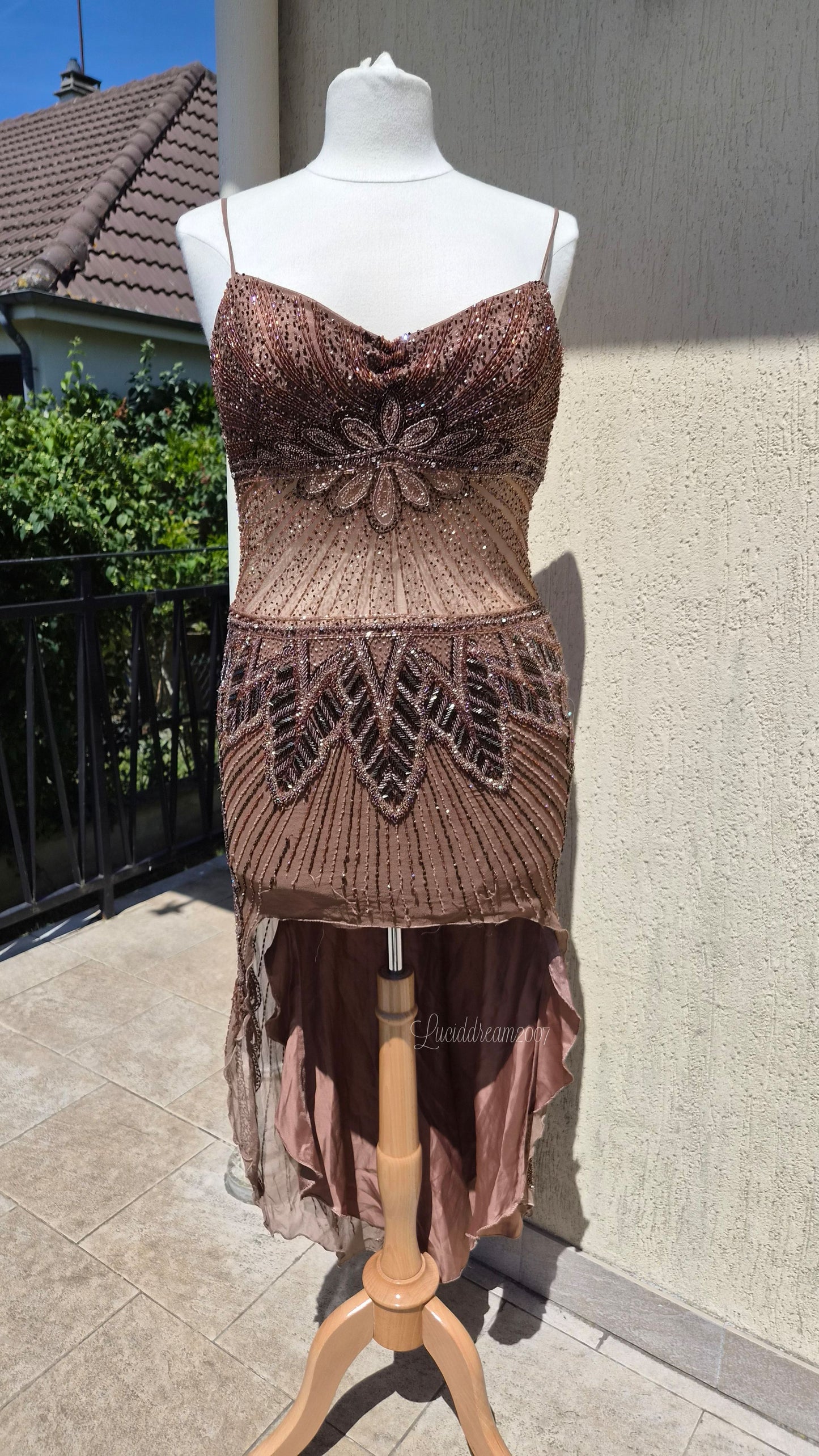 Robe marron en soie brodée