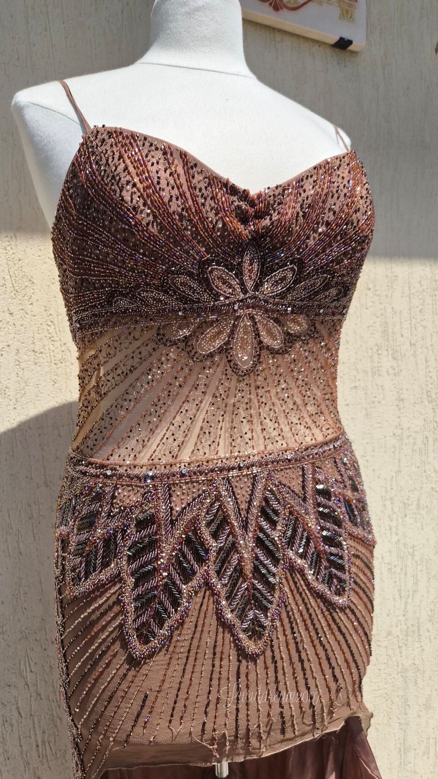 Robe marron en soie brodée