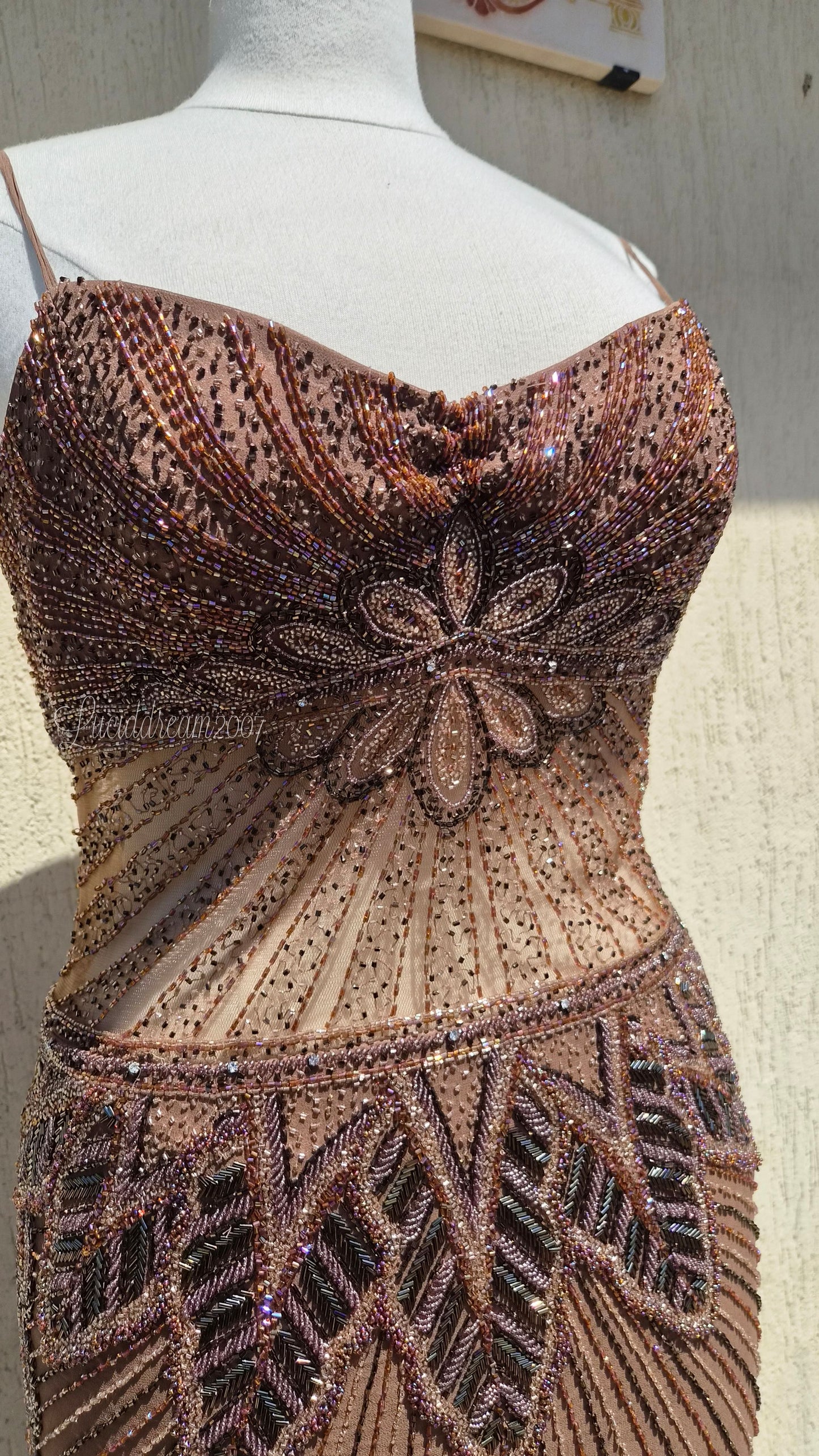 Robe marron en soie brodée