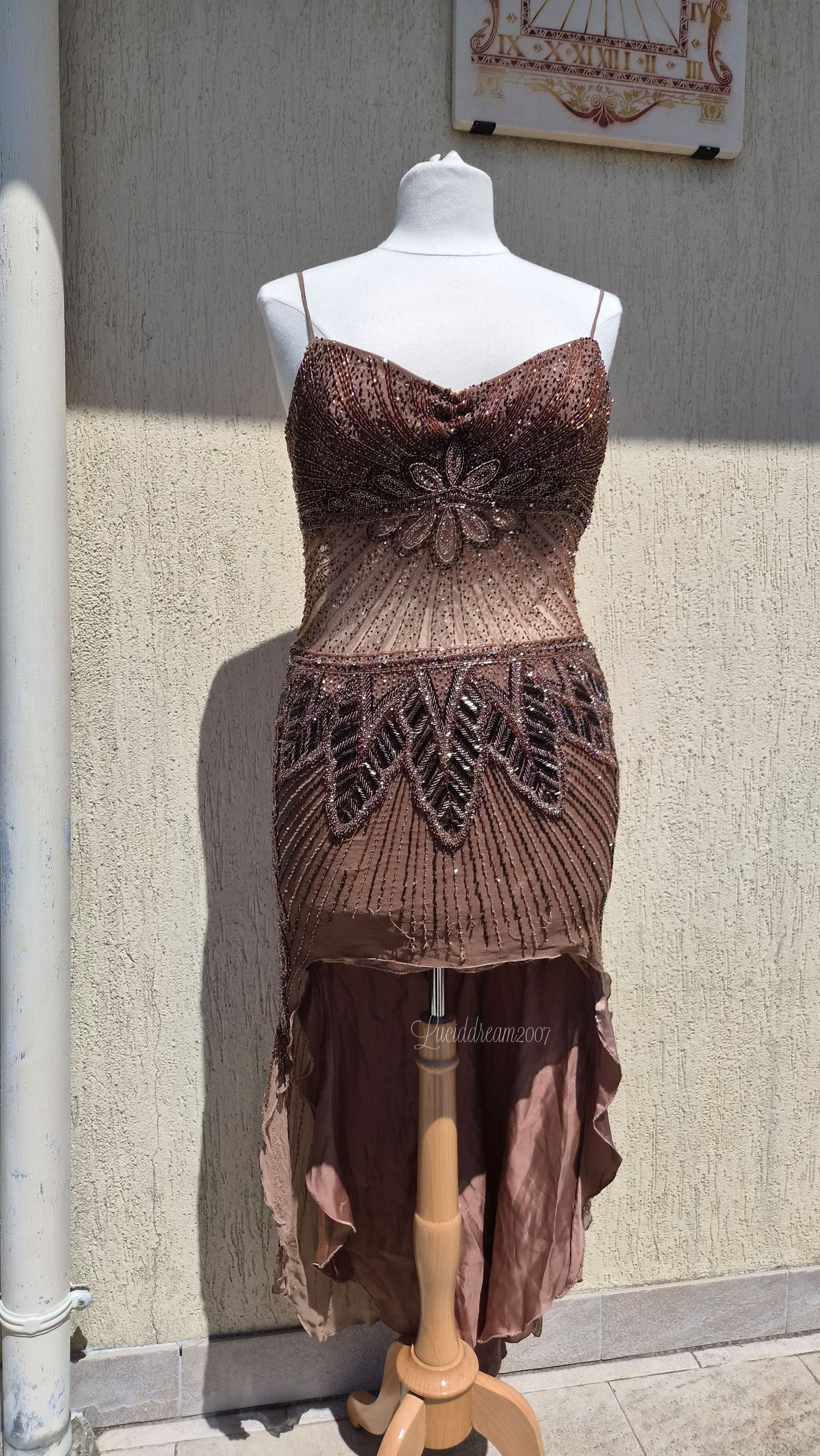 Robe marron en soie brodée