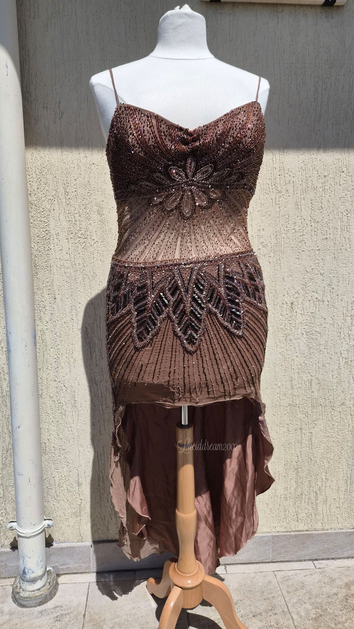 Robe marron en soie brodée