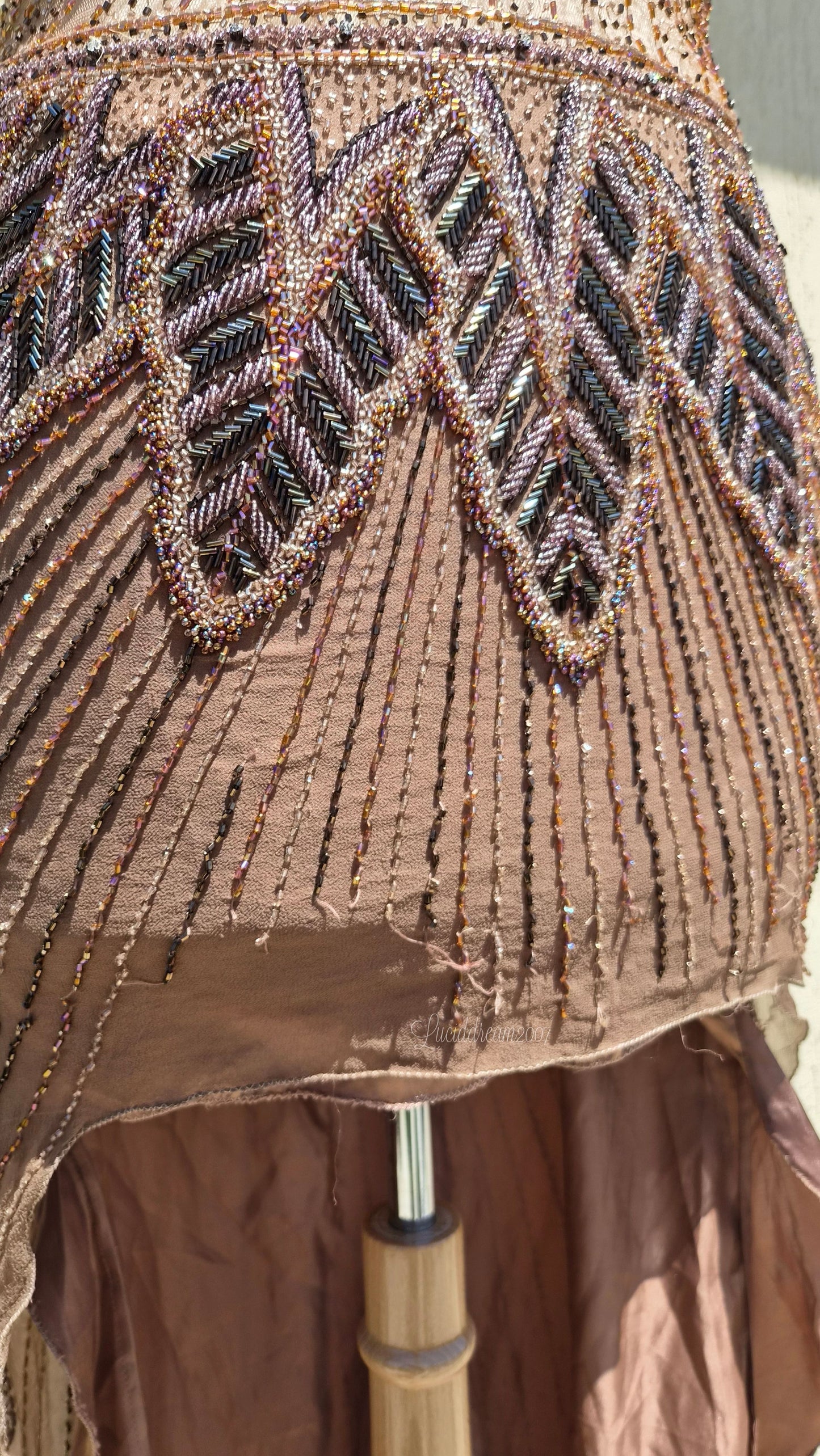 Robe marron en soie brodée