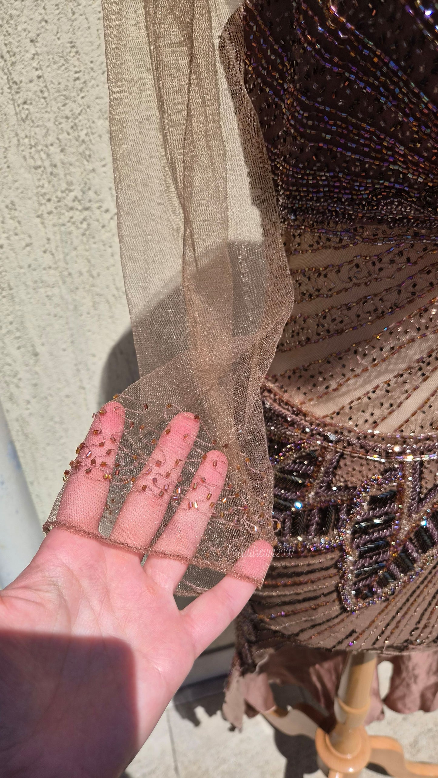 Robe marron en soie brodée