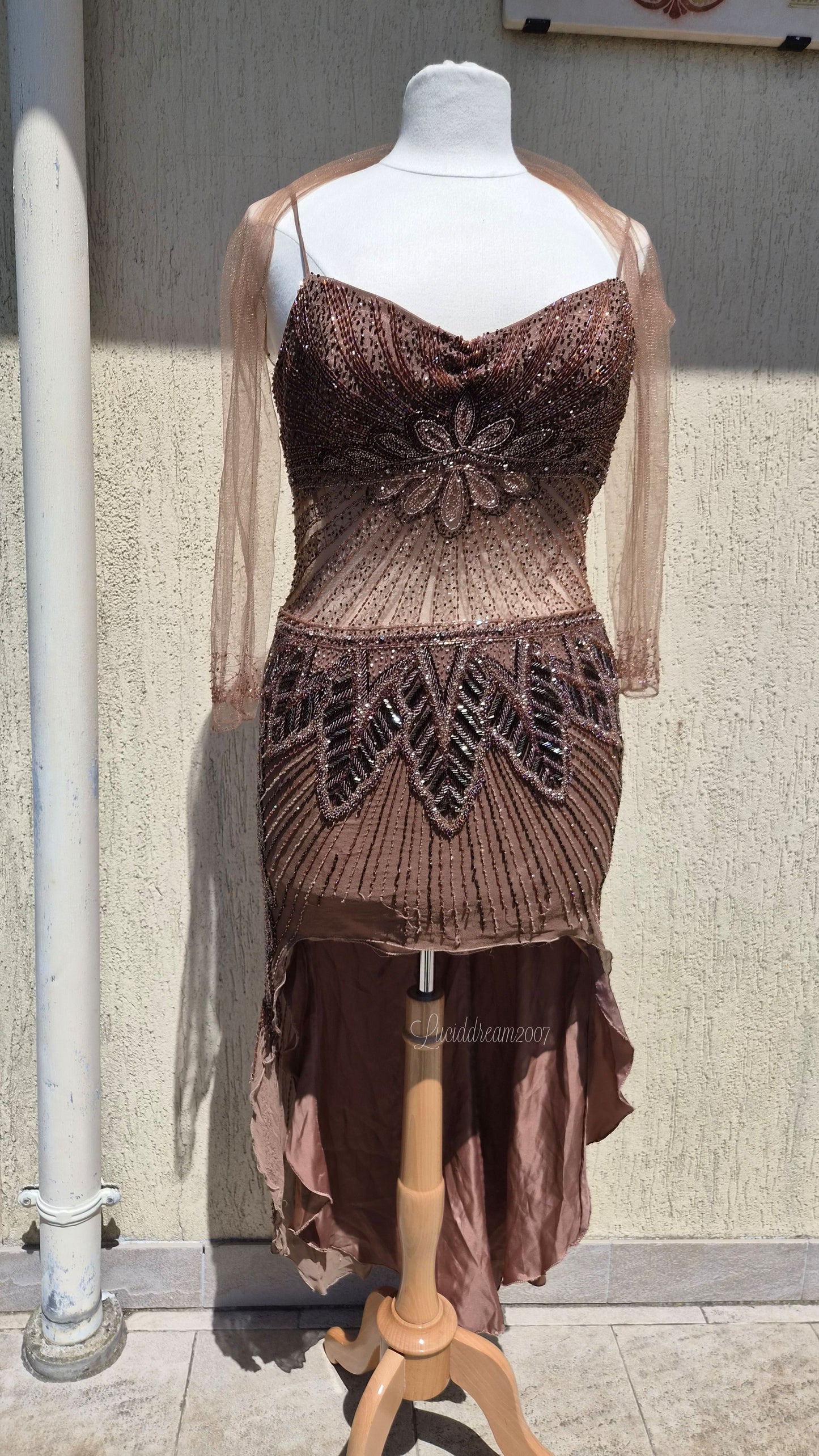 Robe marron en soie brodée