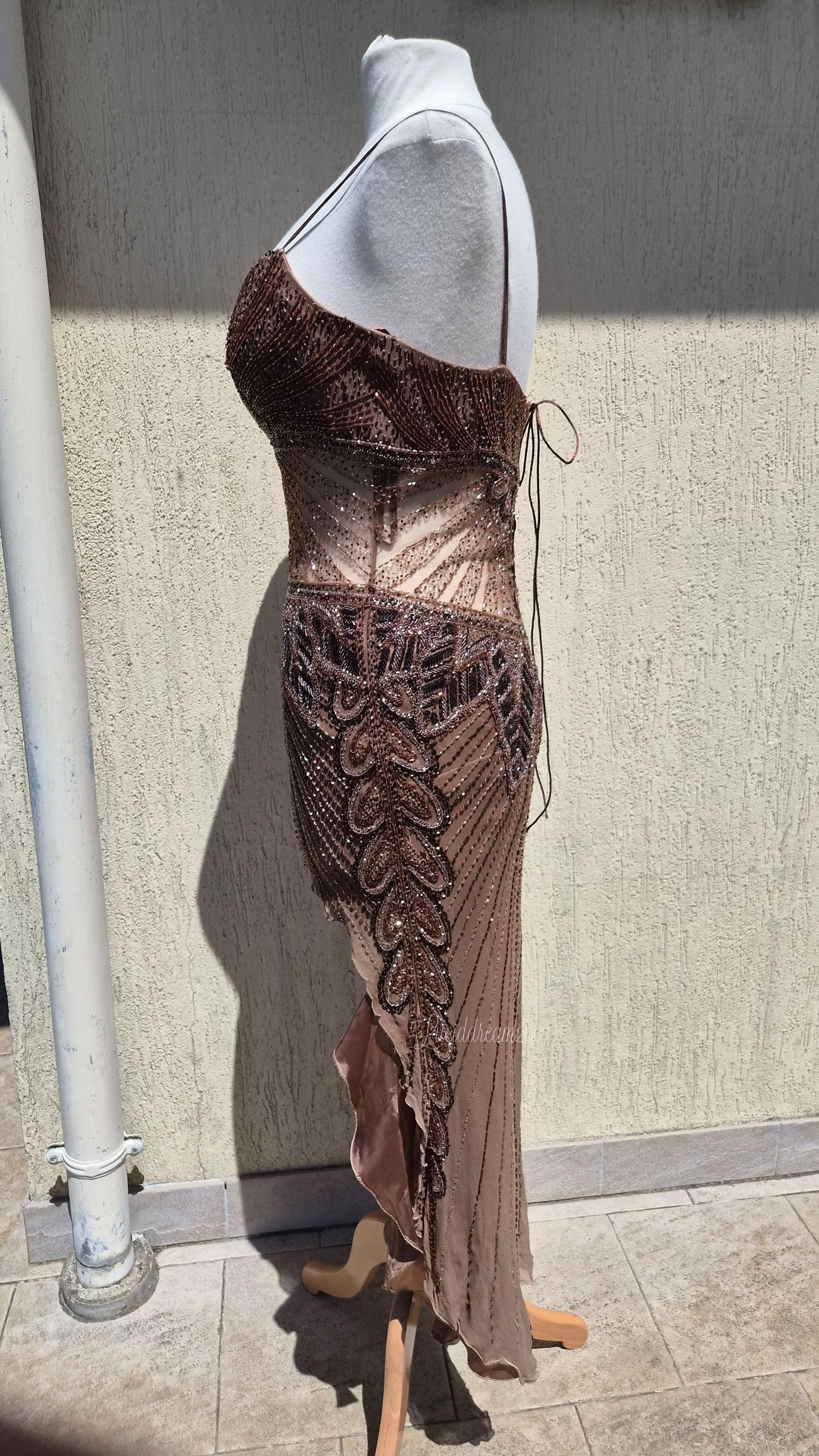 Robe marron en soie brodée