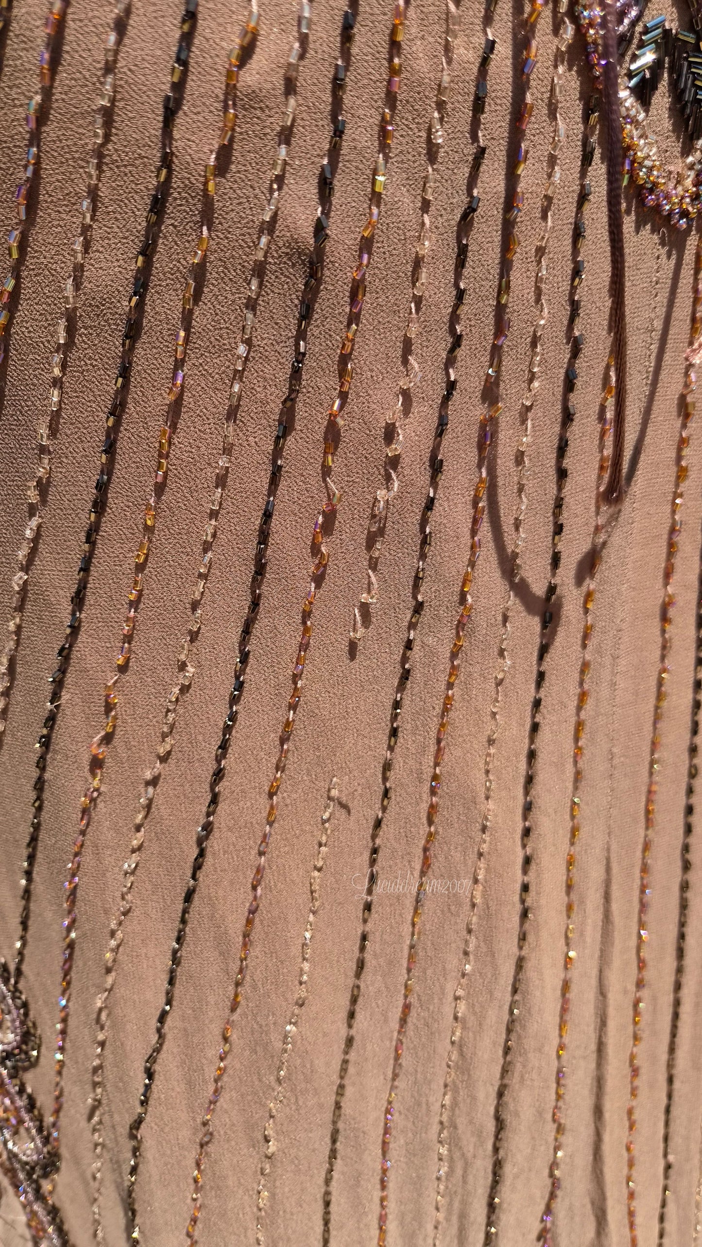 Robe marron en soie brodée
