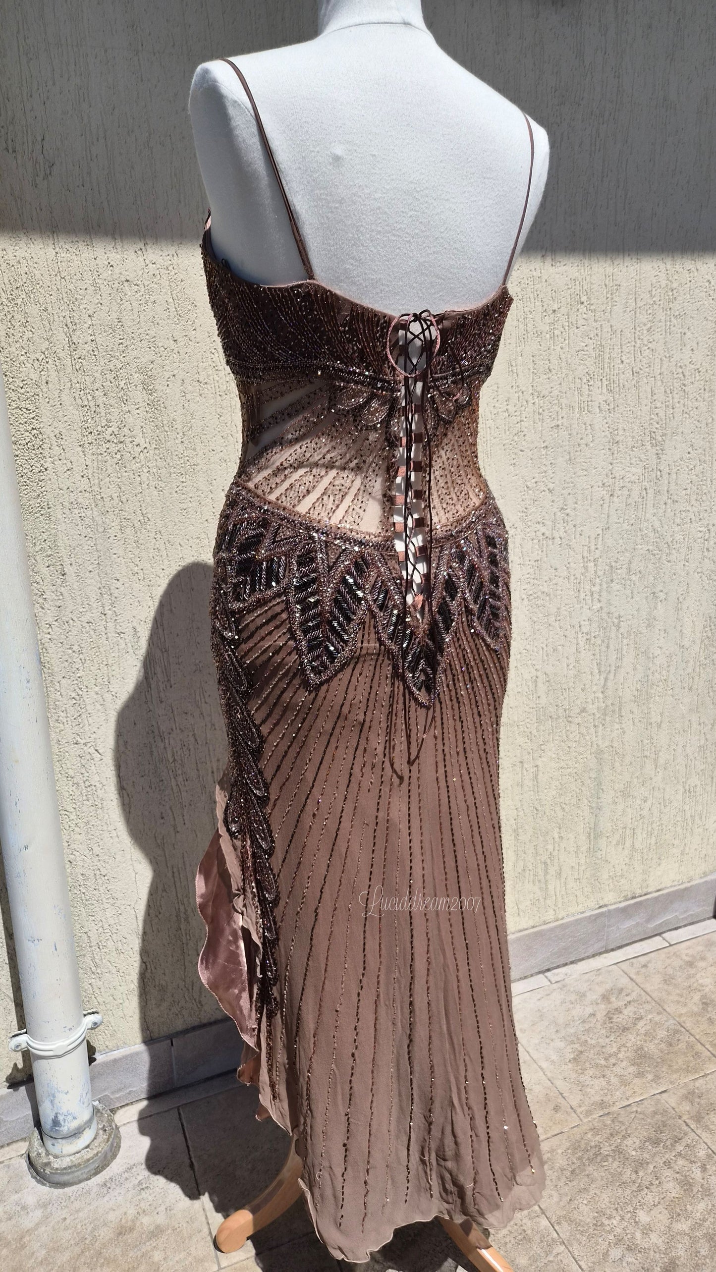 Robe marron en soie brodée