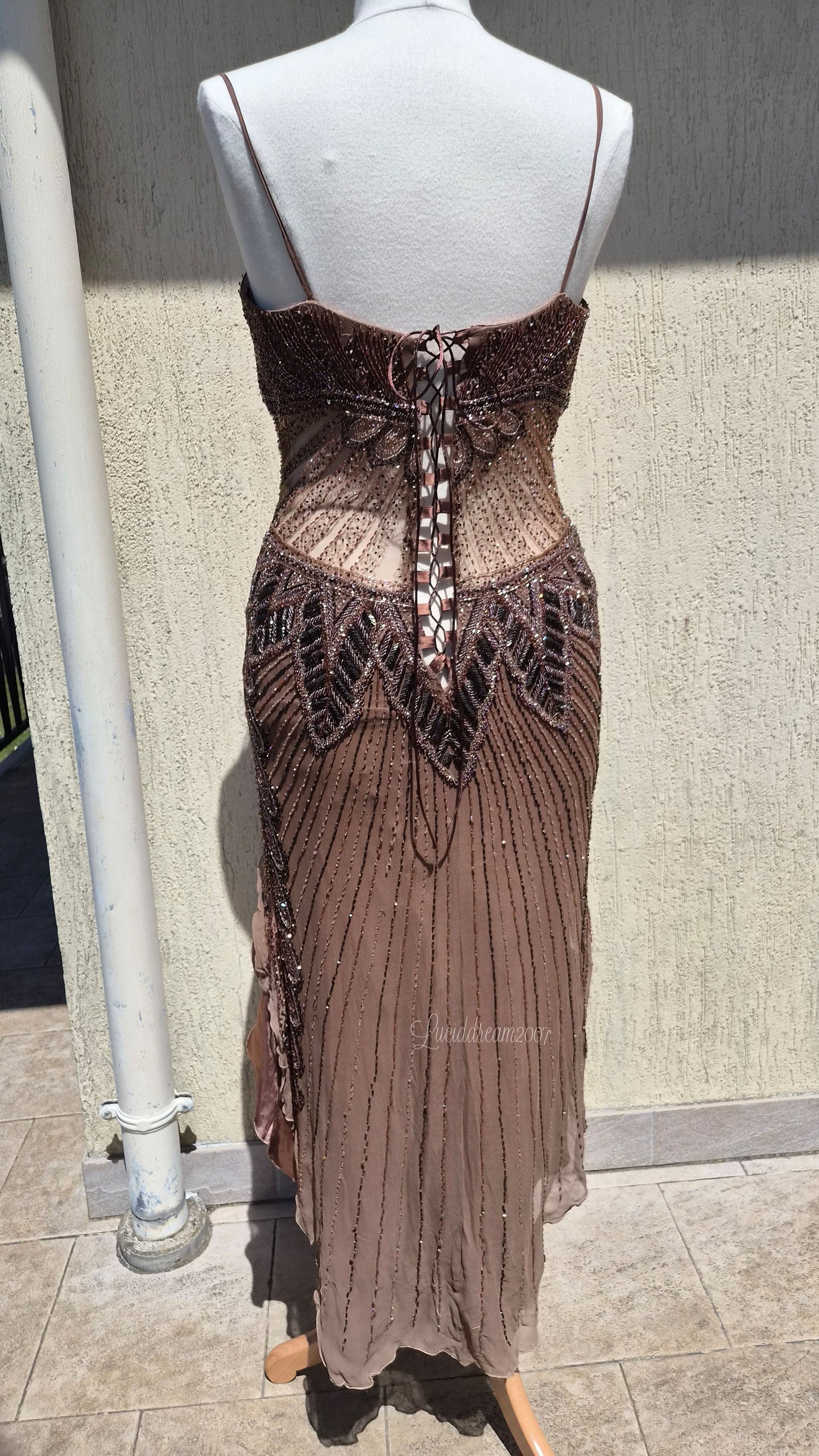 Robe marron en soie brodée
