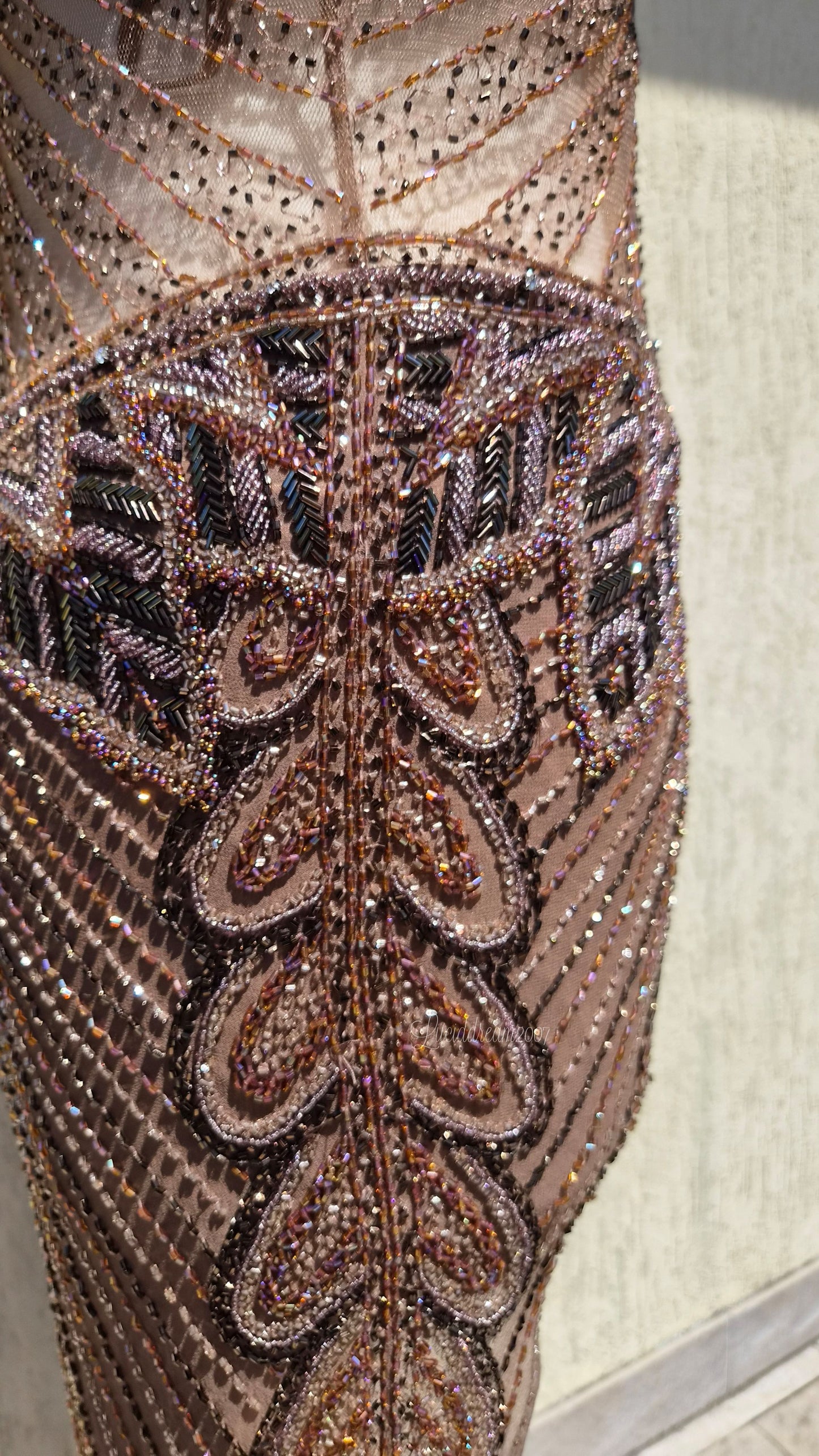 Robe marron en soie brodée