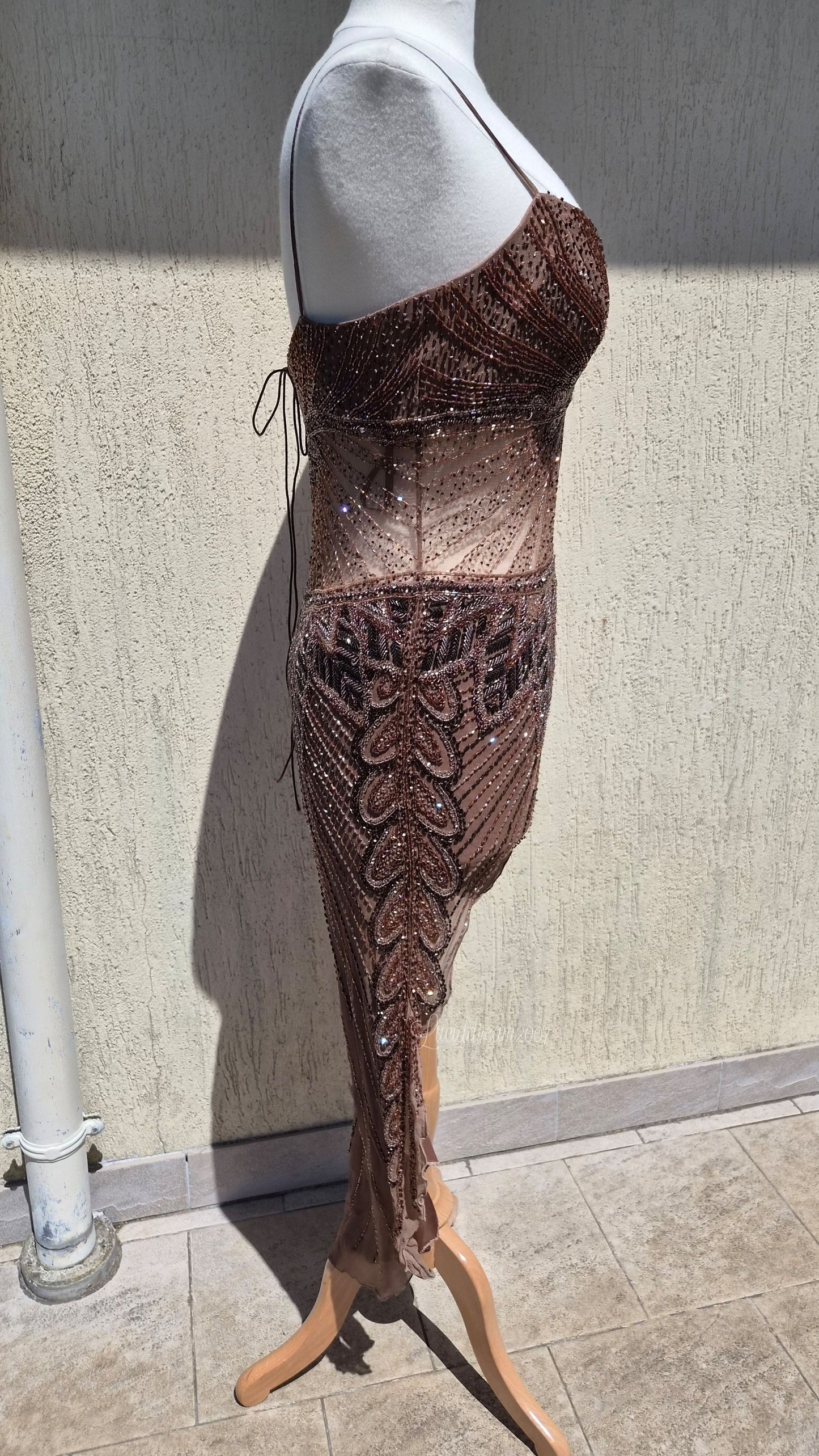 Robe marron en soie brodée