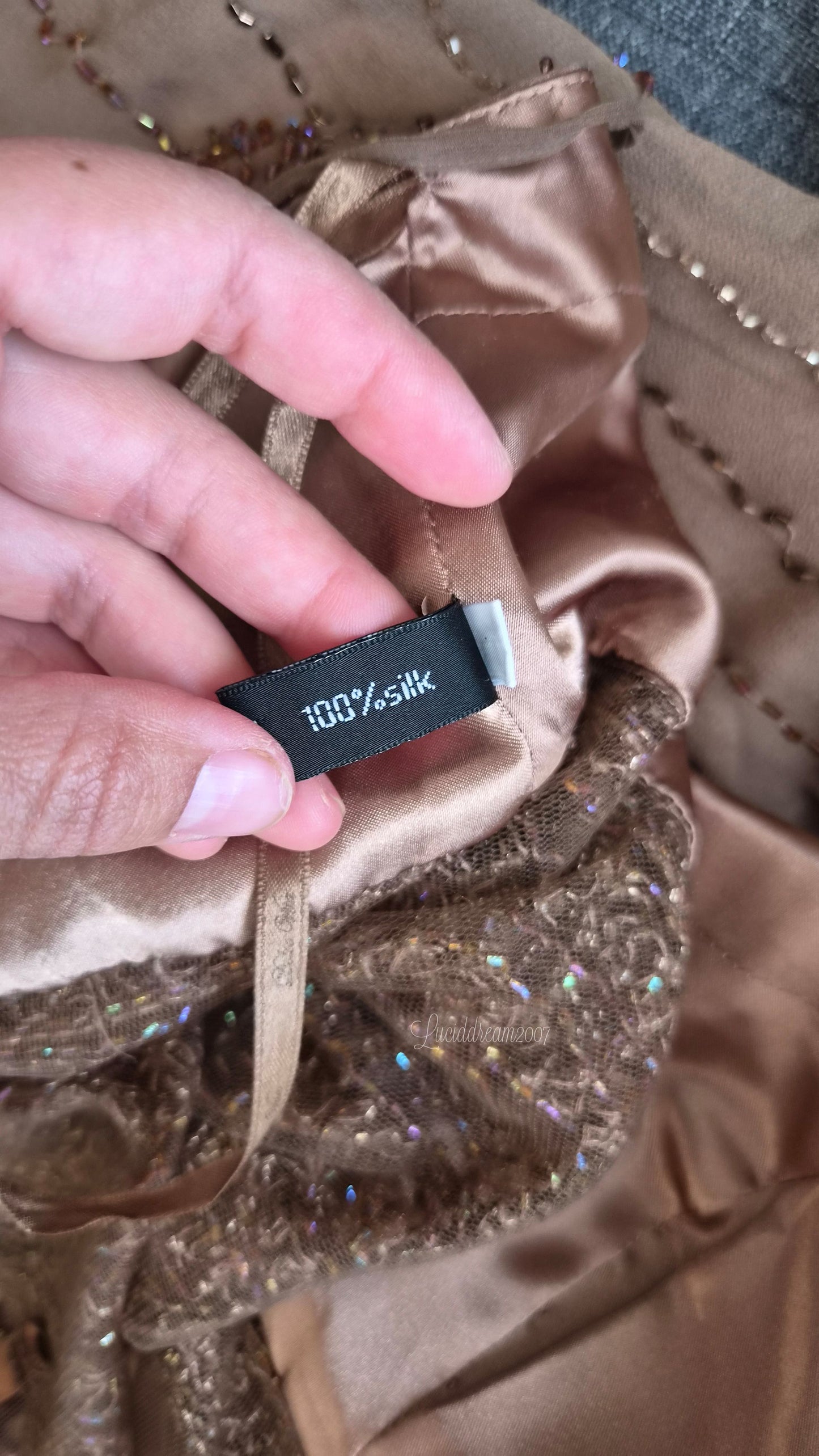 Robe marron en soie brodée