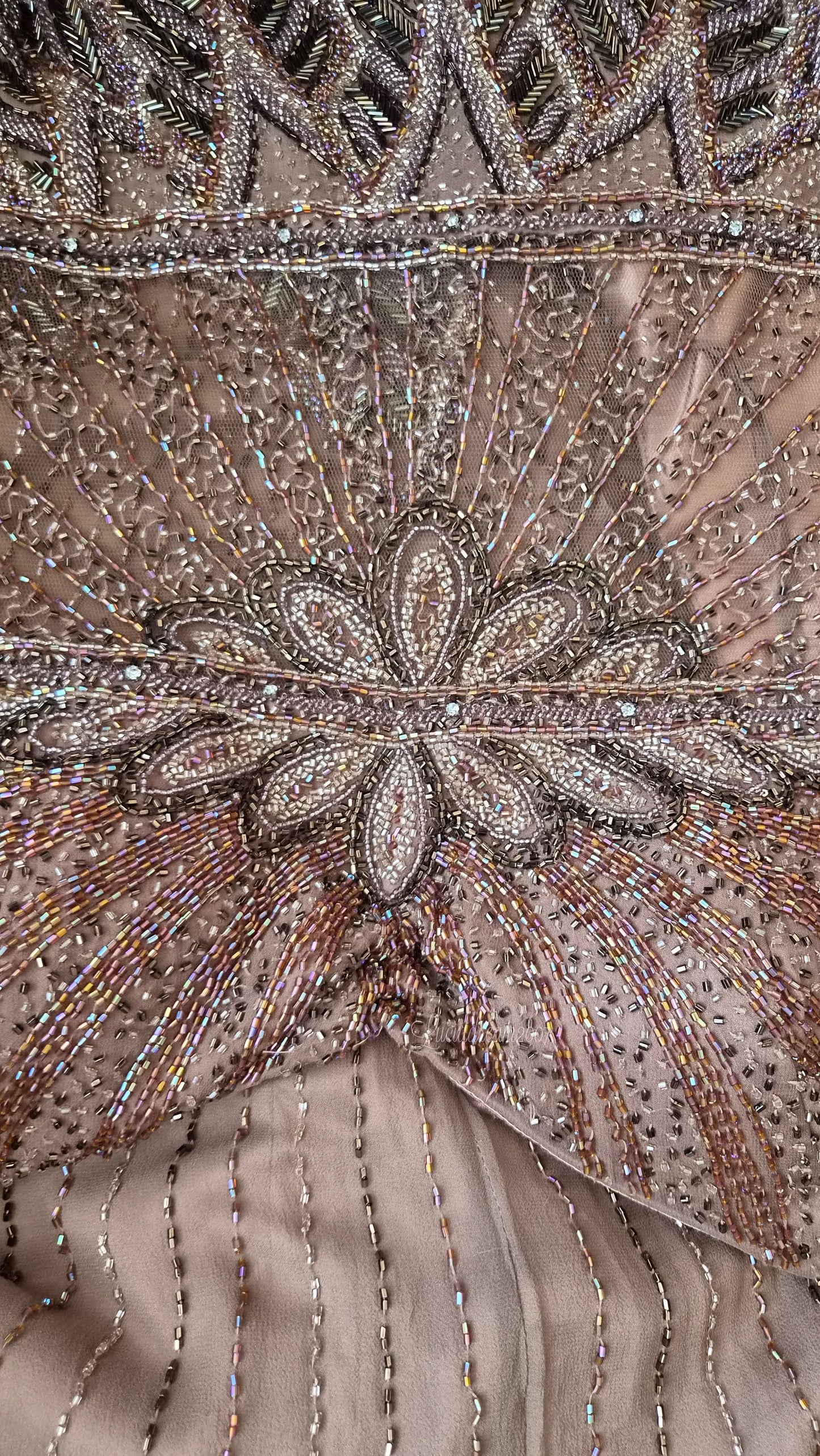 Robe marron en soie brodée