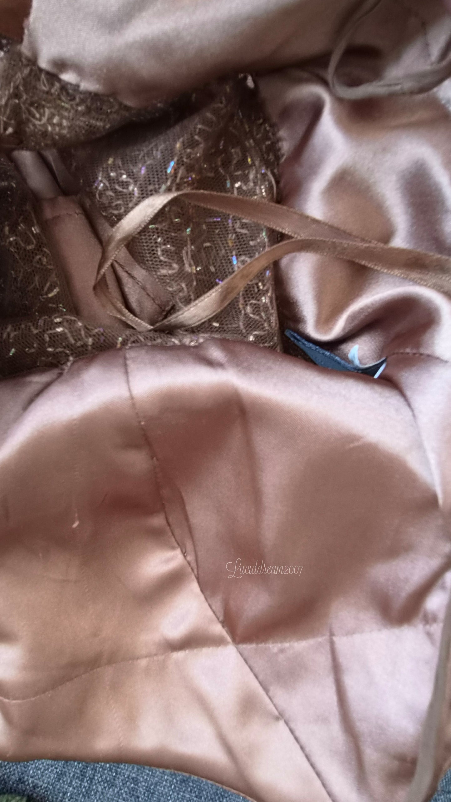 Robe marron en soie brodée