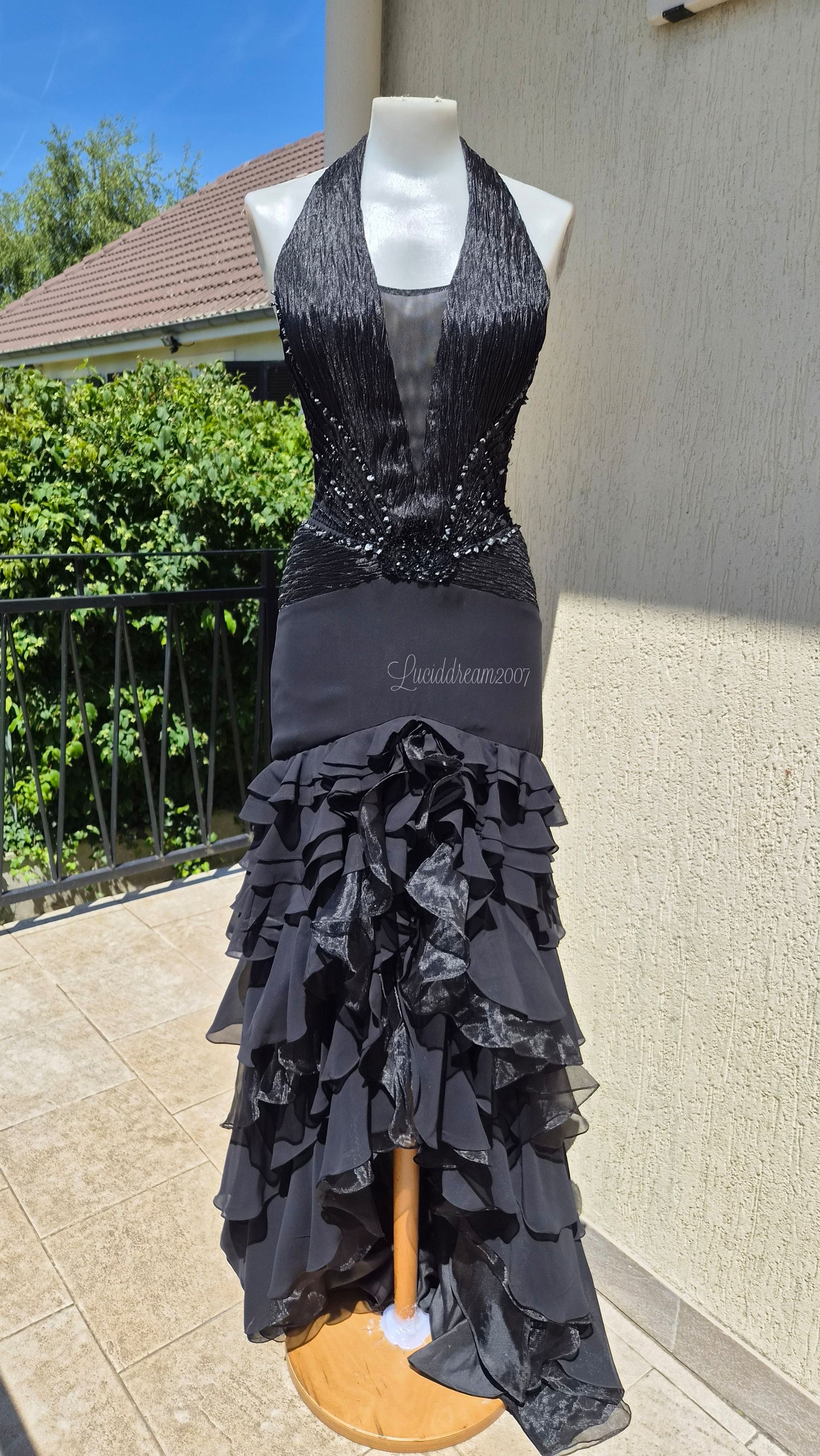Robe noire à volants détails broderies