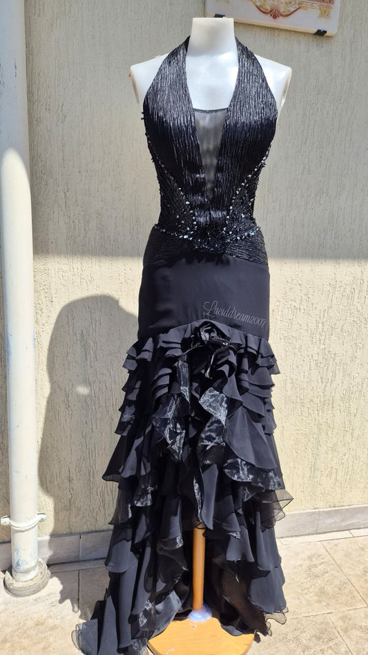 Maxi prom dress vintage noire à volants. Dos nu avec des jeux de transparence et broderies. Style whimsigoth, dark fairy