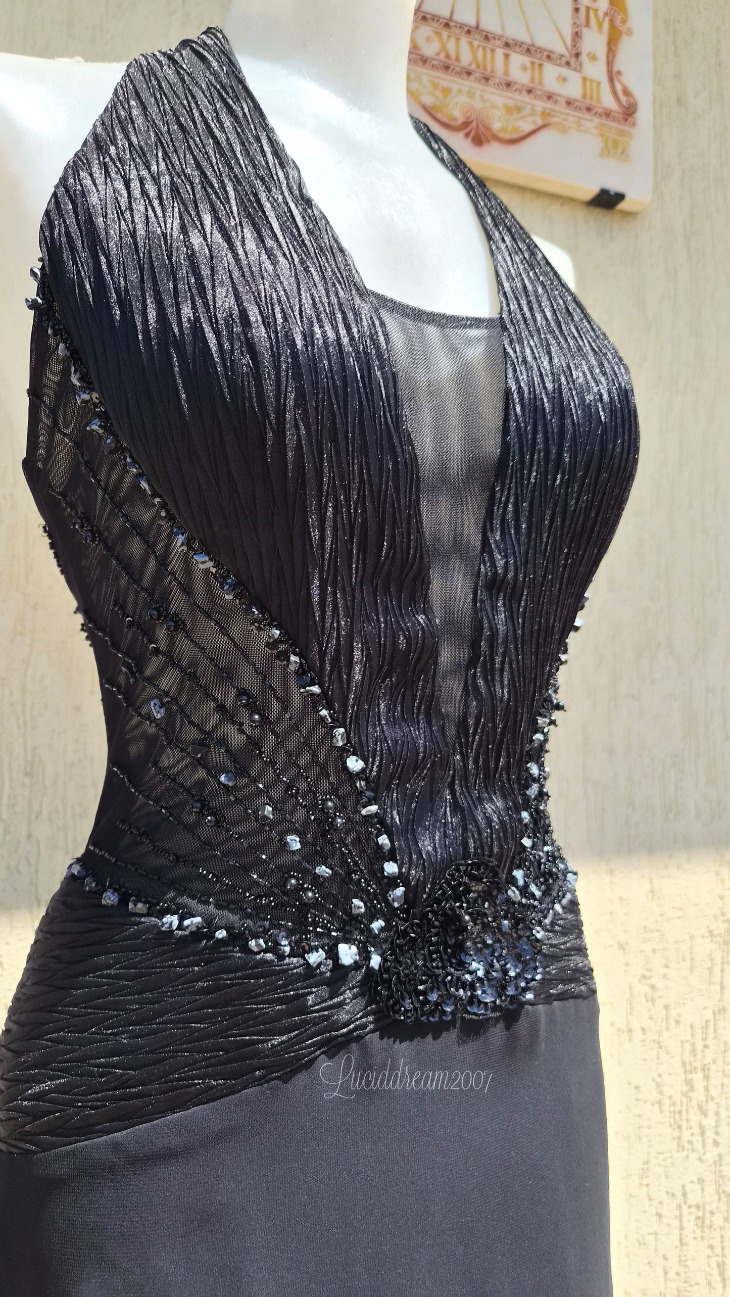 Robe noire à volants détails broderies