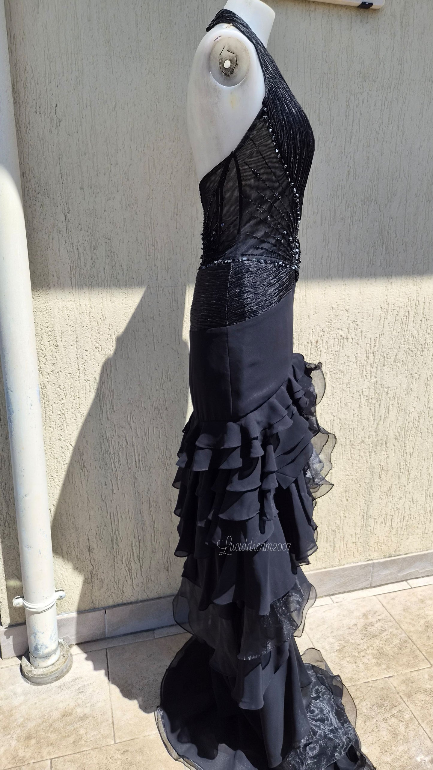 Robe noire à volants détails broderies
