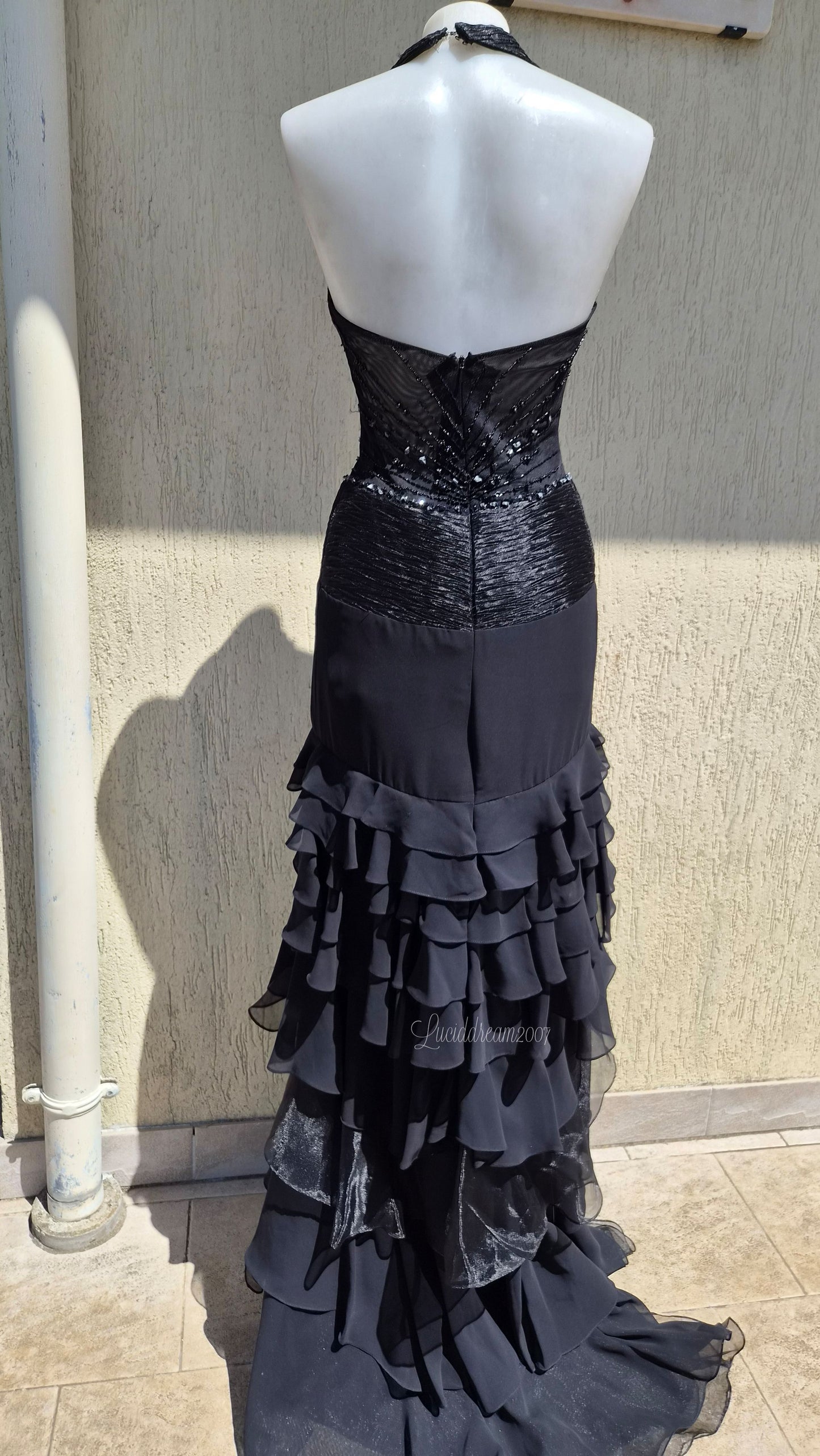 Robe noire à volants détails broderies