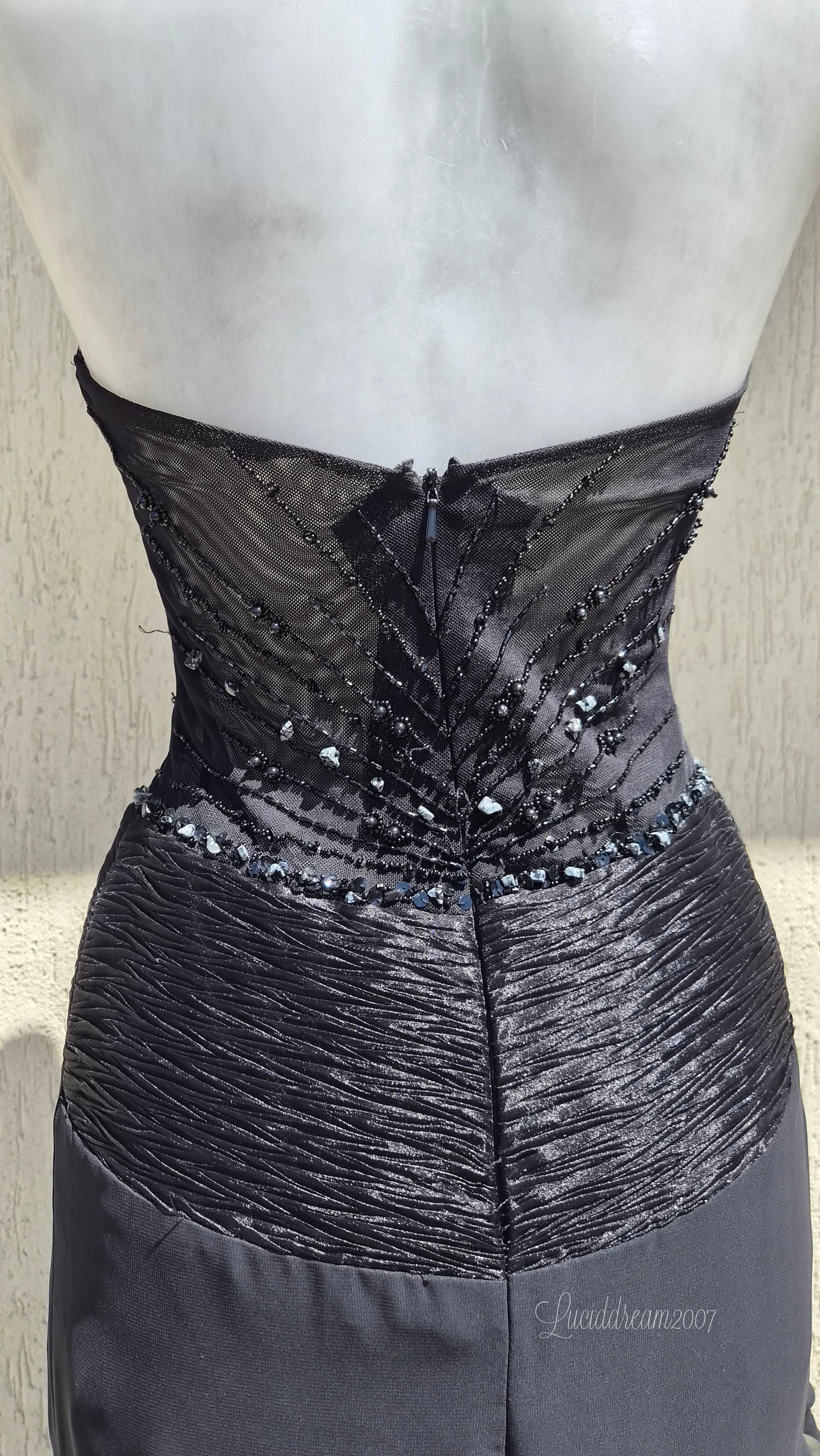 Robe noire à volants détails broderies