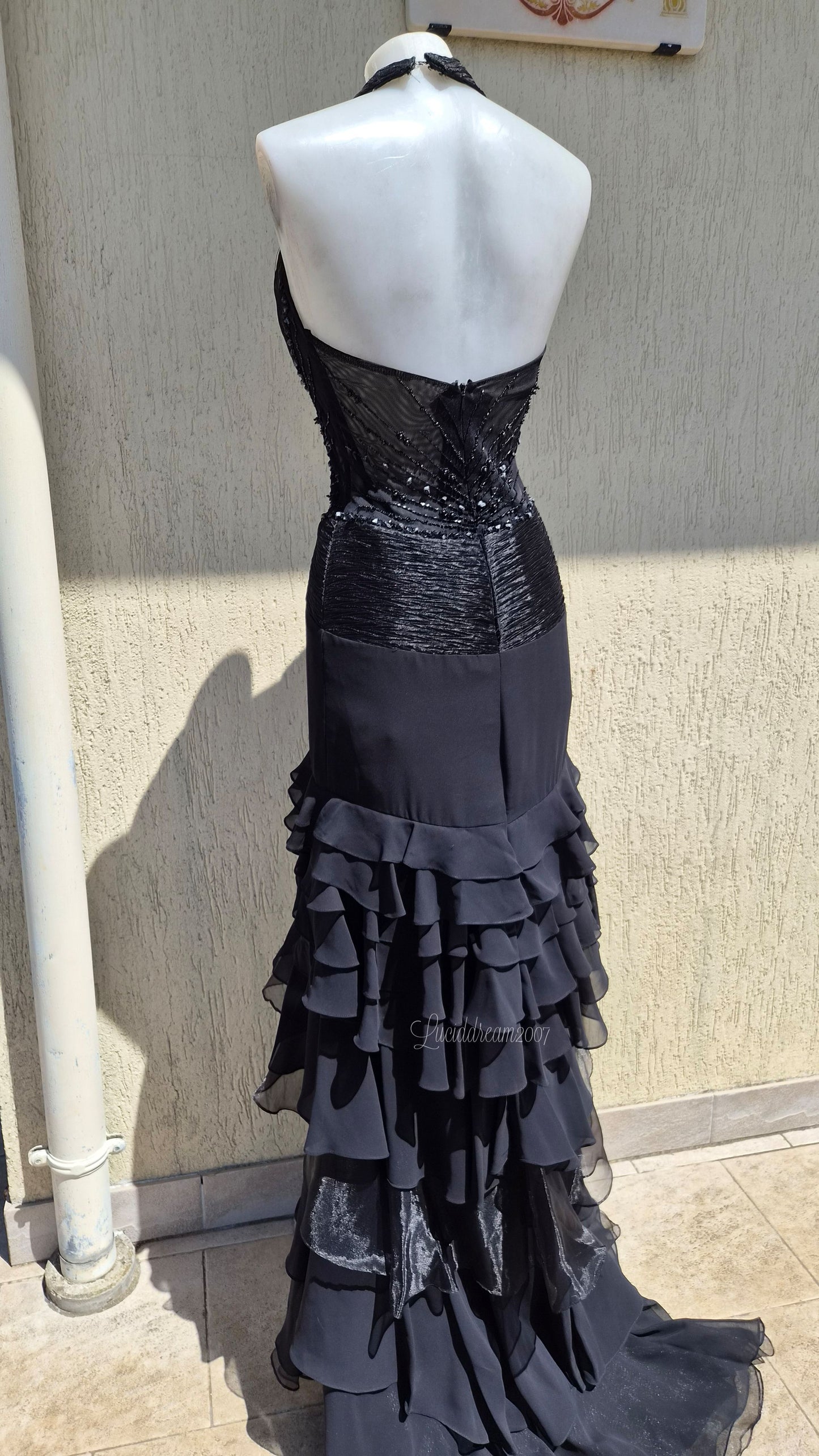 Robe noire à volants détails broderies