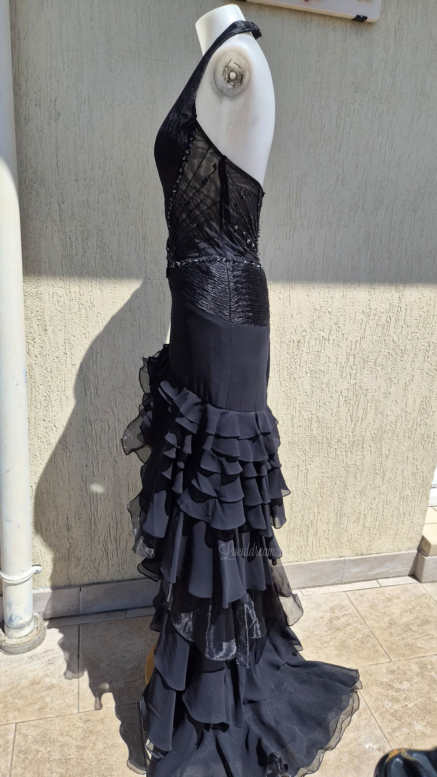 Robe noire à volants détails broderies